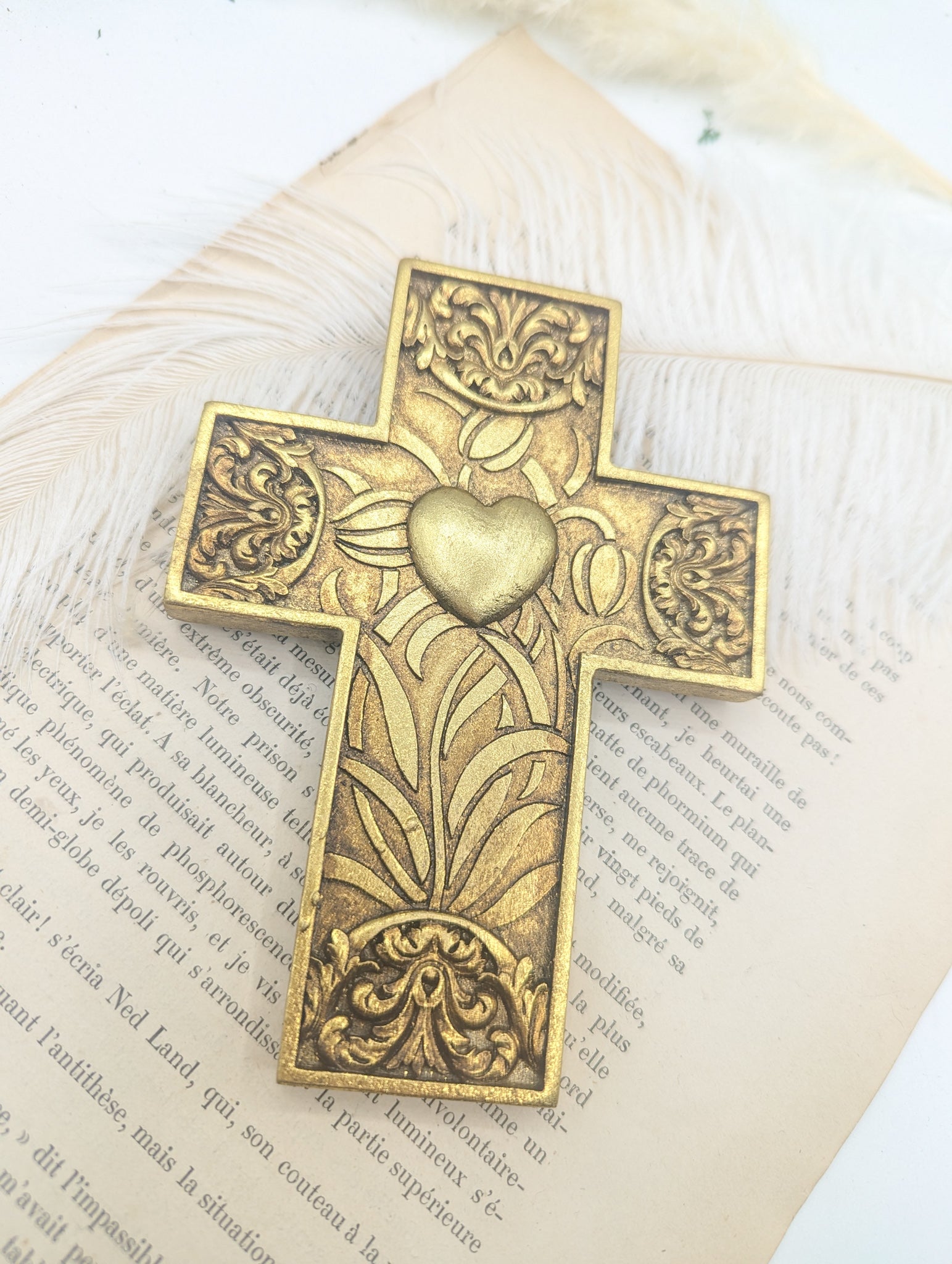 Croix catholique ex-voto dorée – idée cadeau déco spirituelle originale