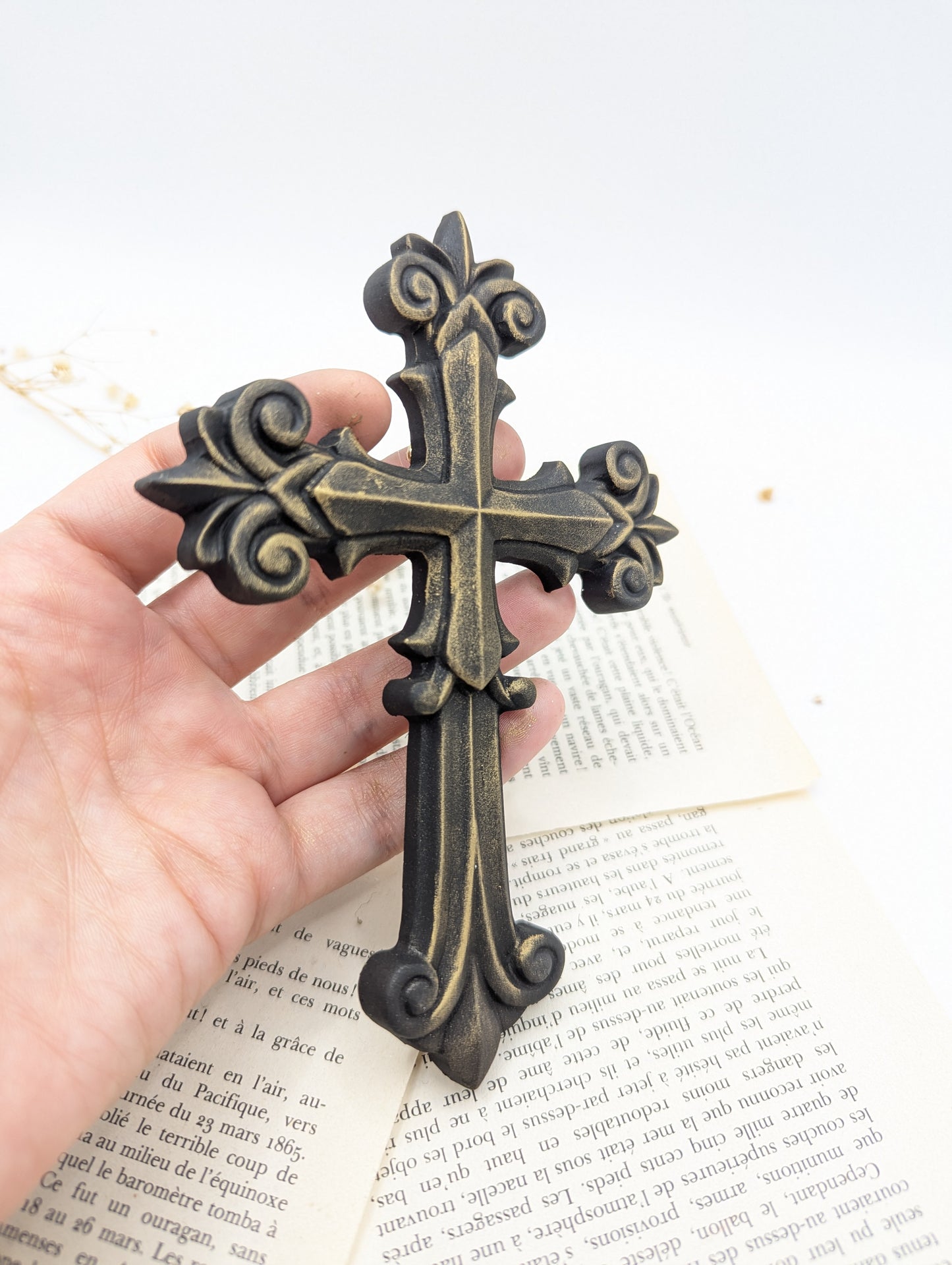 Croix murale noire baroque – idée cadeau déco gothique raffinée originale