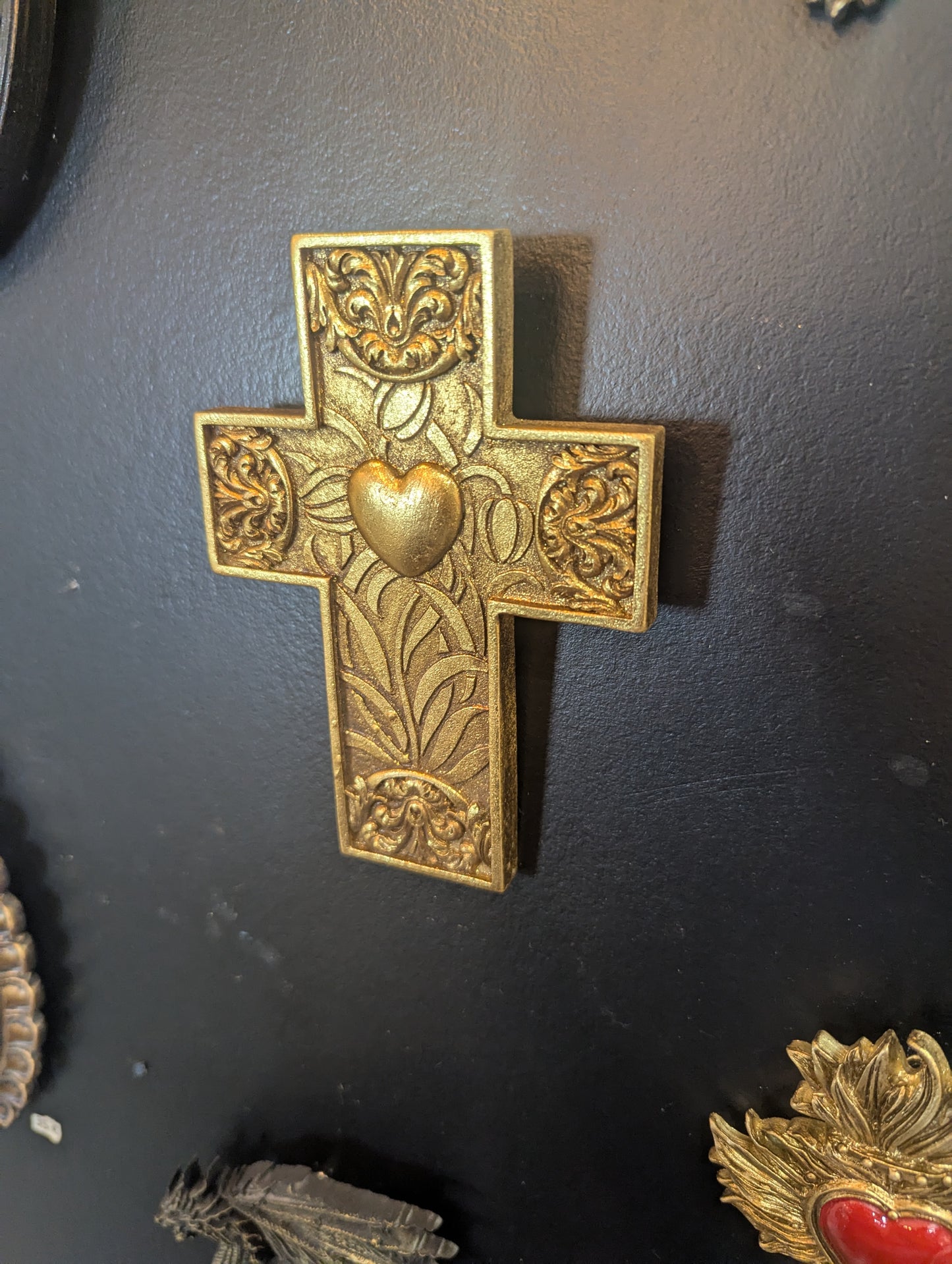 Croix catholique décorative dorée – vue de face 9,5x13 cm décoration murale
