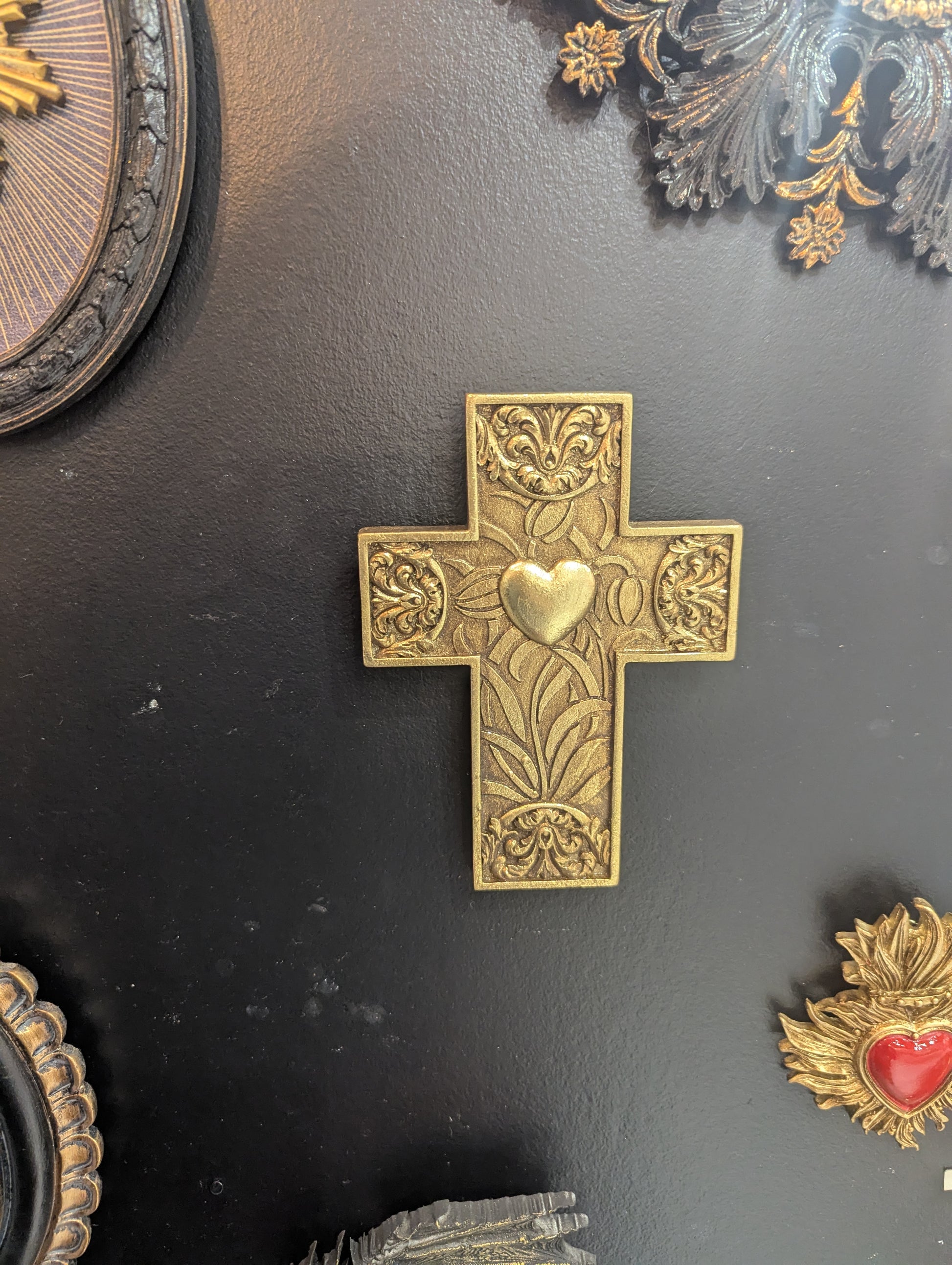 Croix ex-voto dorée – ambiance mystique ésotérique cabinet de curiosité