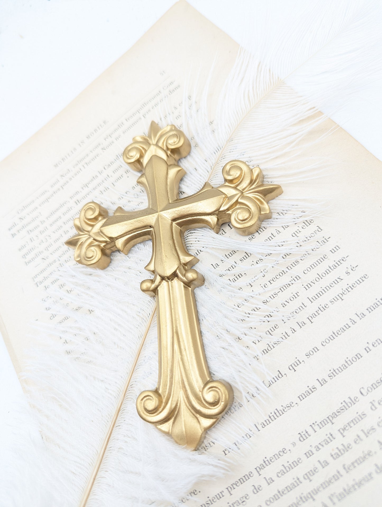 Croix murale dorée baroque – idée cadeau déco religieuse raffinée originale