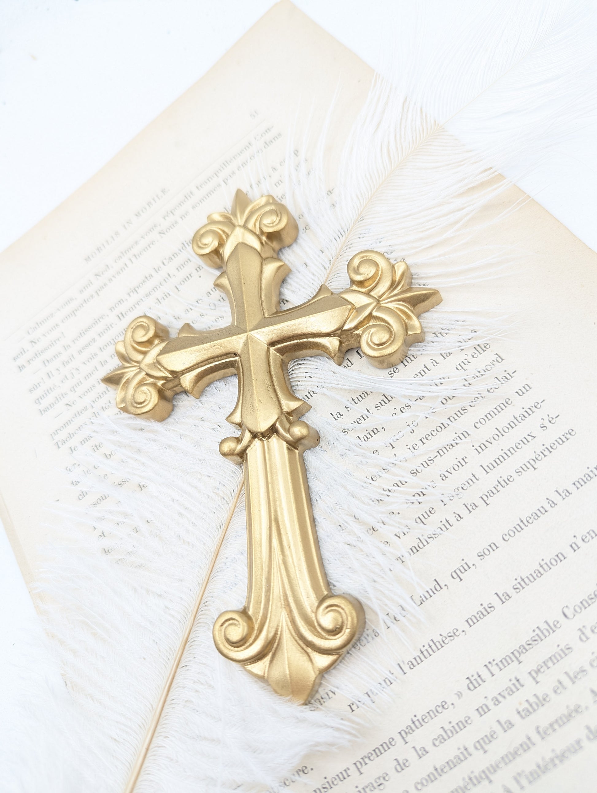 Croix murale dorée baroque – idée cadeau déco religieuse raffinée originale