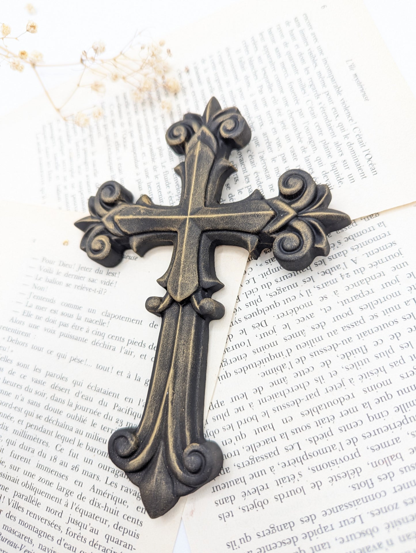 Croix catholique noire en résine – décoration murale gothique chic fait main Sud de la France