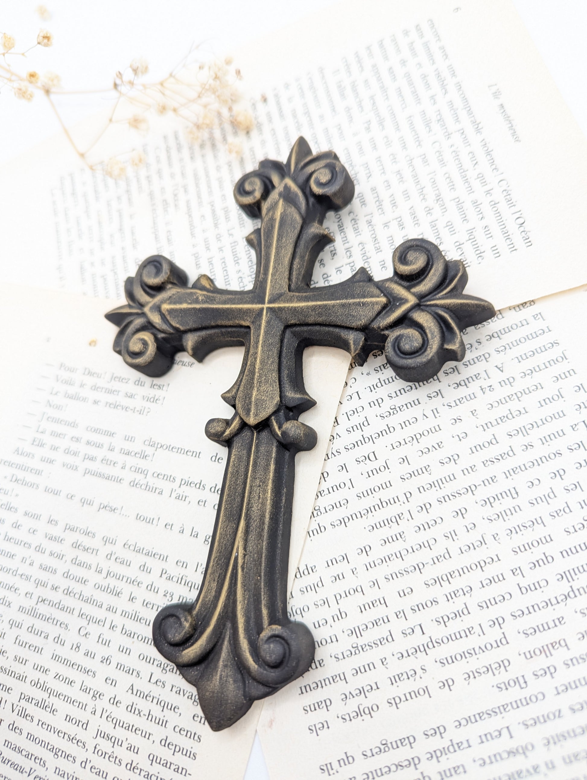 Croix catholique noire en résine – décoration murale gothique chic fait main Sud de la France
