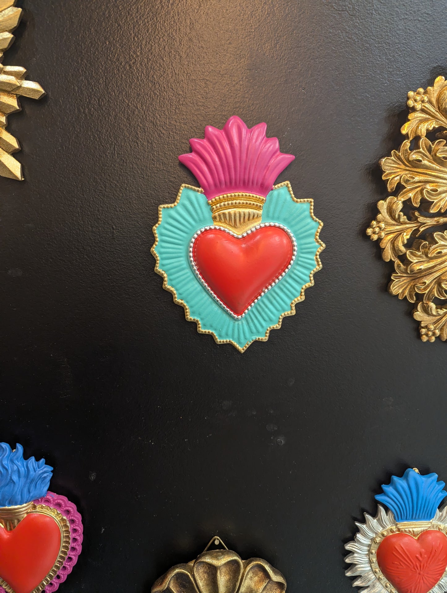 Décoration murale cœur sacré art pop coloré pour ambiance vintage et artistique