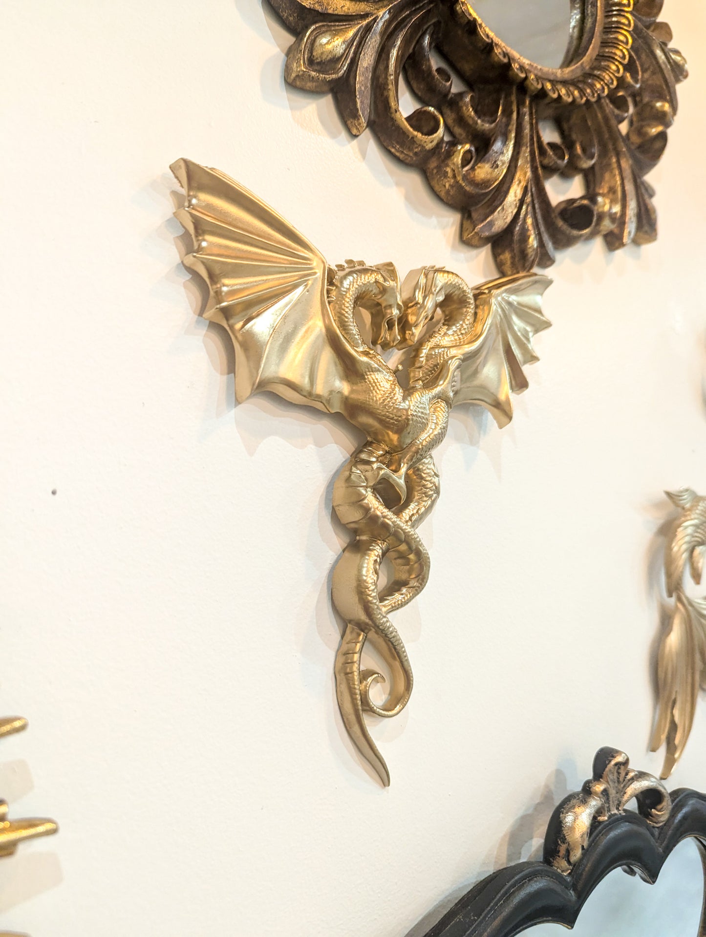 Décoration murale dragons fantasy dorés pour intérieur médiéval et mystique