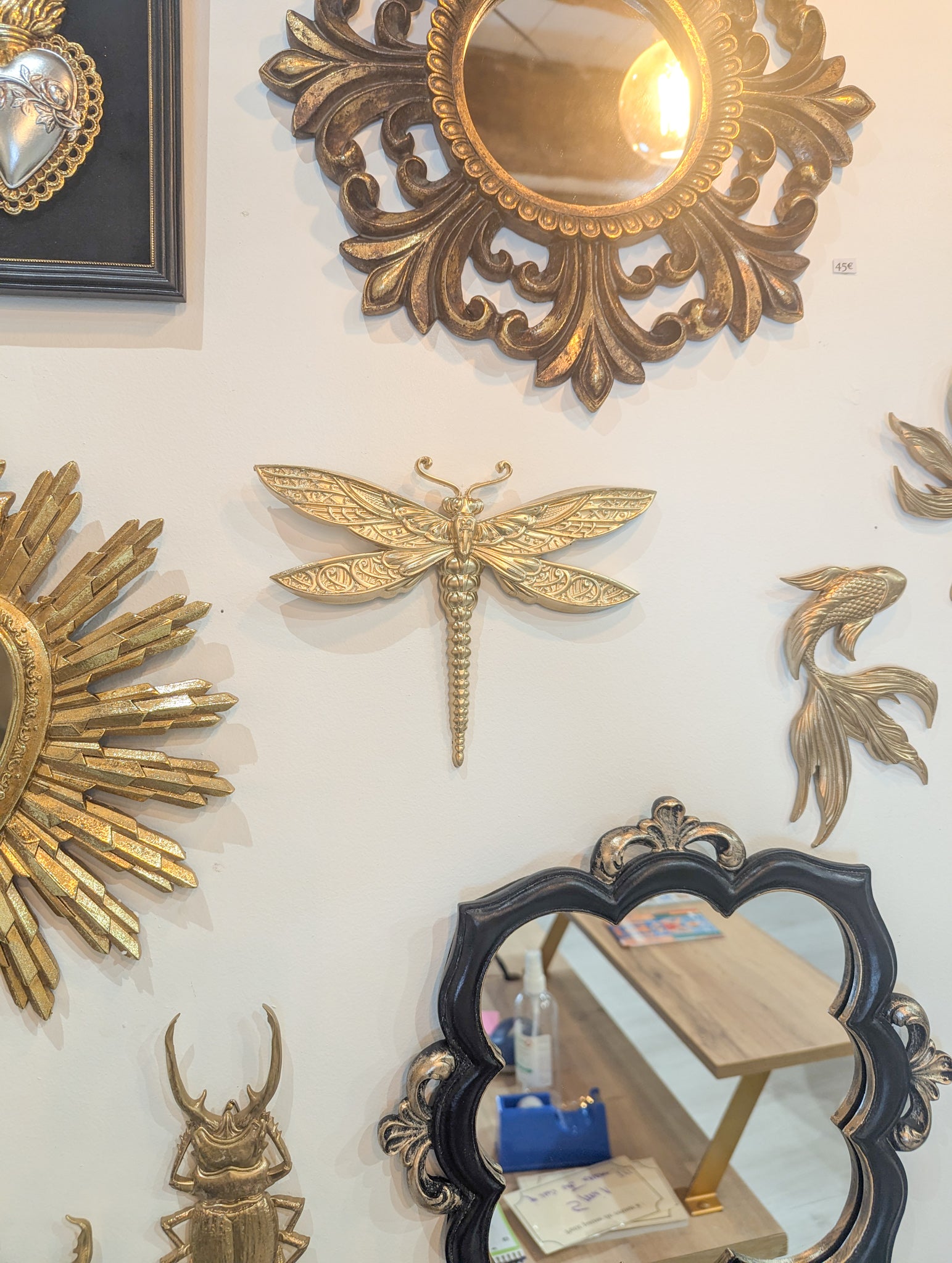 Décoration murale libellule dorée pour ambiance féérique et cabinet de curiosités