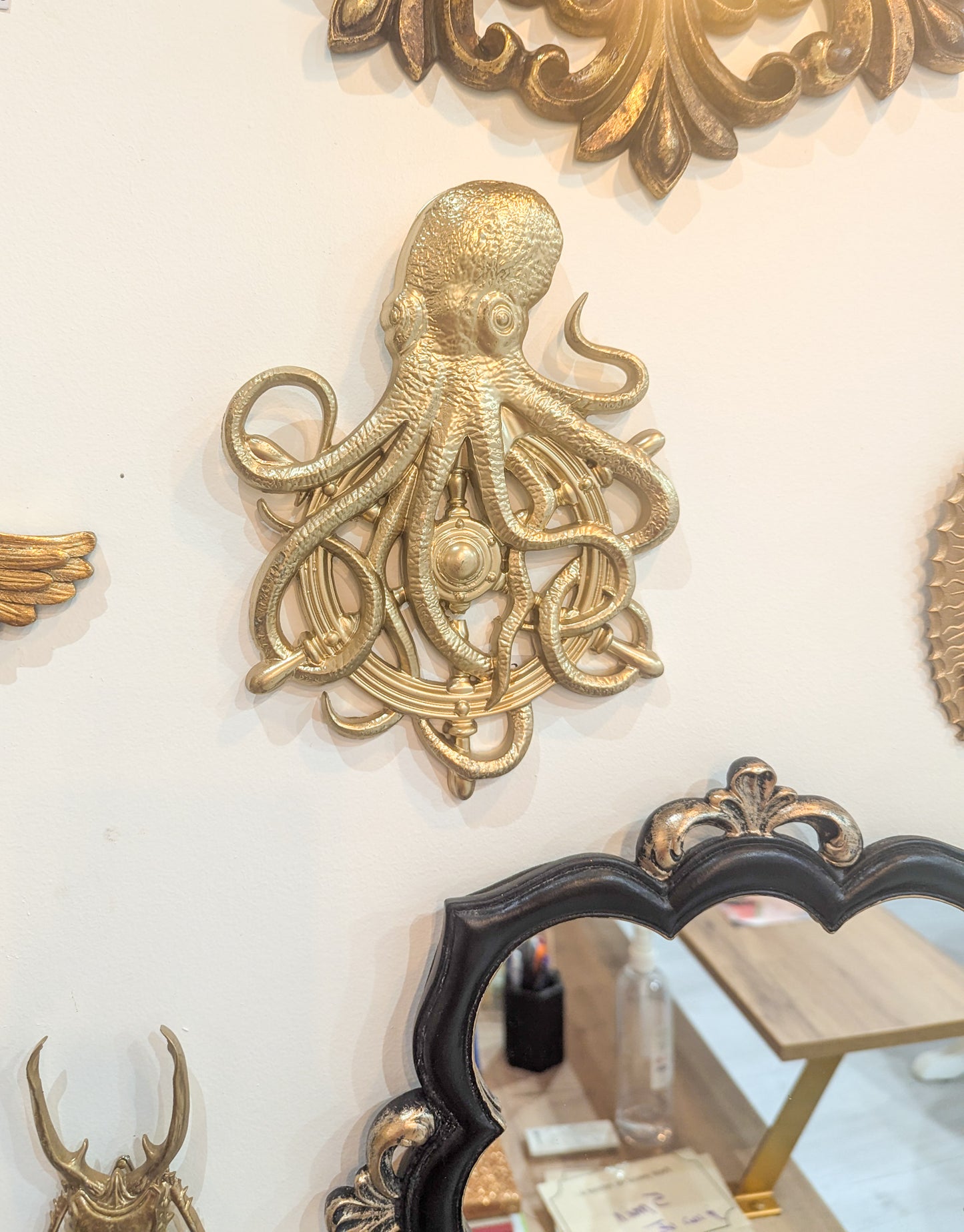 Décoration murale marine pieuvre dorée style pirate et cabinet de curiosités fantastique