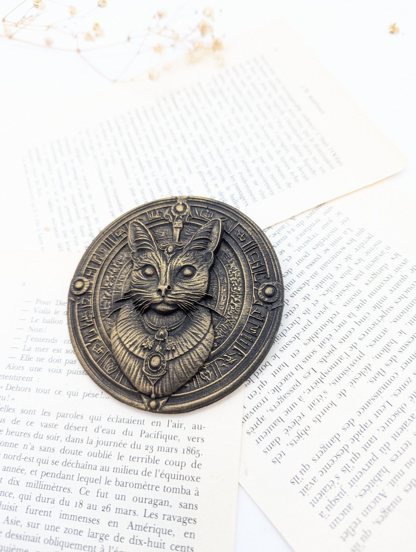 Mythologie égyptienne – chat Bastet dans un médaillon pour cabinet de curiosité