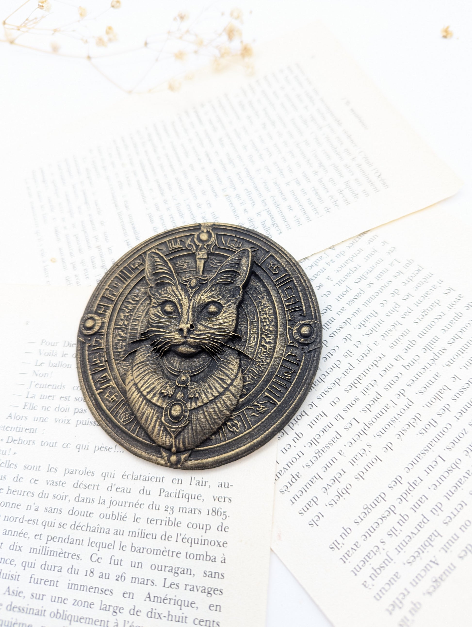Mythologie égyptienne – chat Bastet dans un médaillon pour cabinet de curiosité