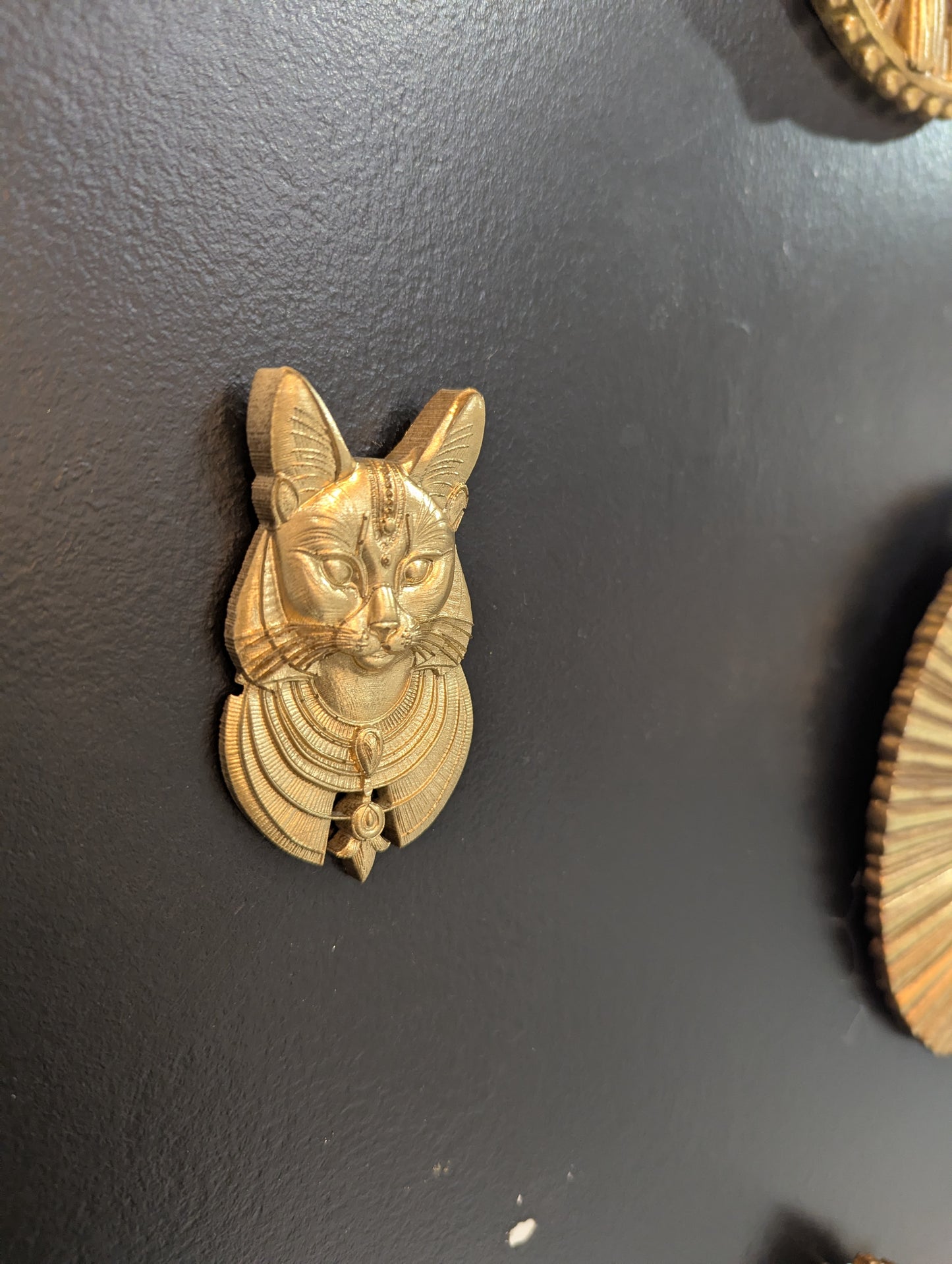 Cabinet de curiosité – portrait mural déesse Bastet doré antique, mythologie égyptienne