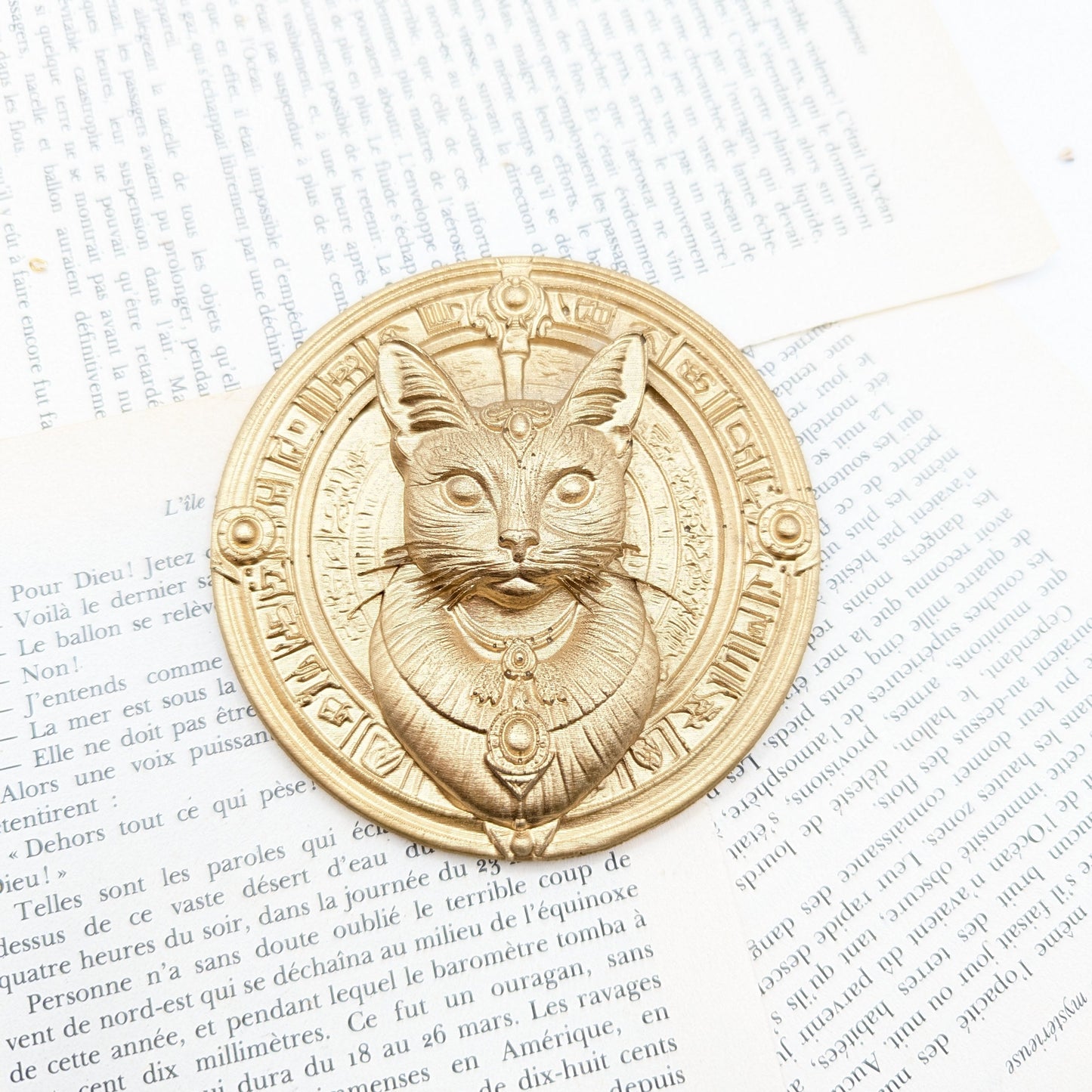 Décoration murale chat Bastet dans un médaillon, mythologie égyptienne doré antique