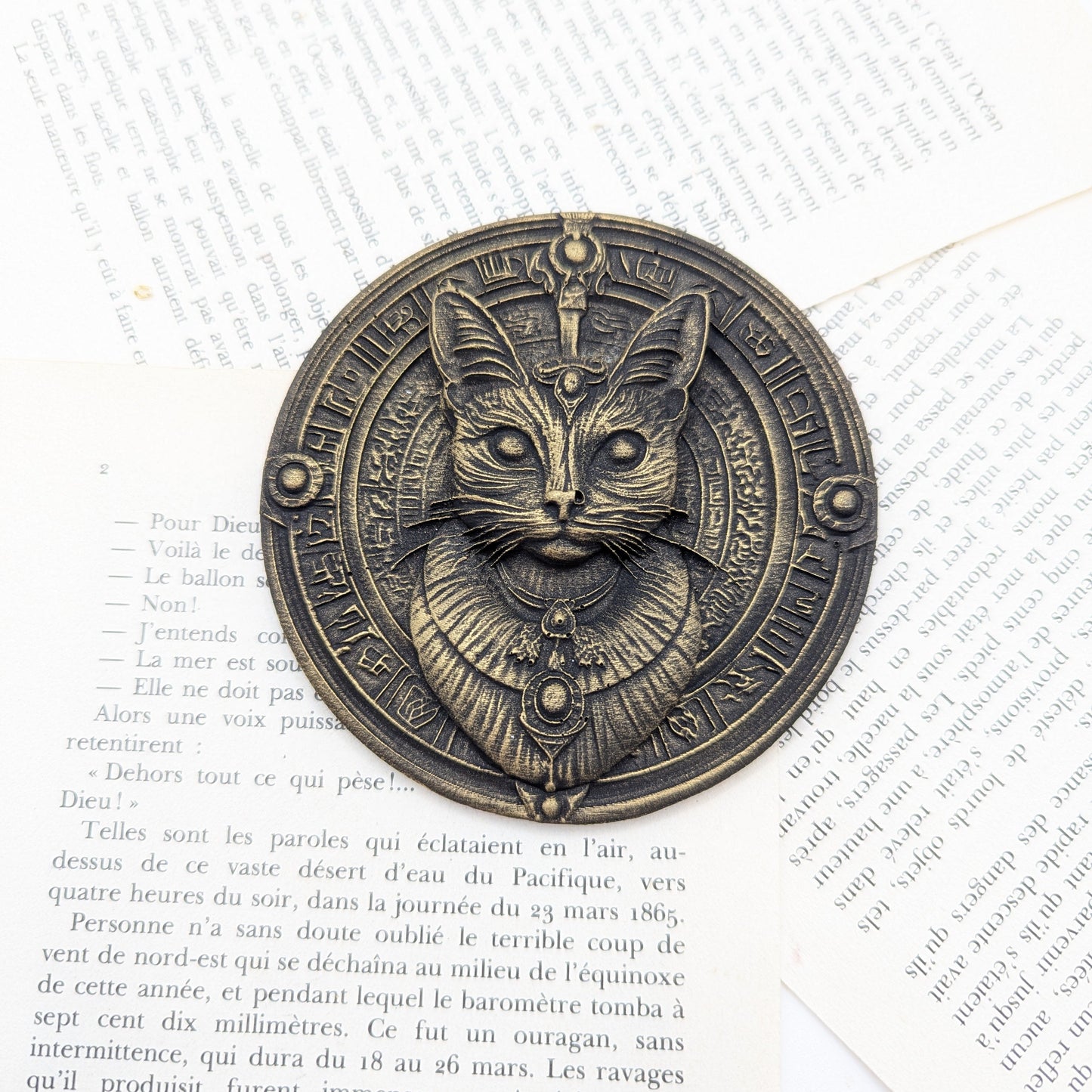 Décoration murale chat Bastet dans un médaillon, mythologie égyptienne noir antique