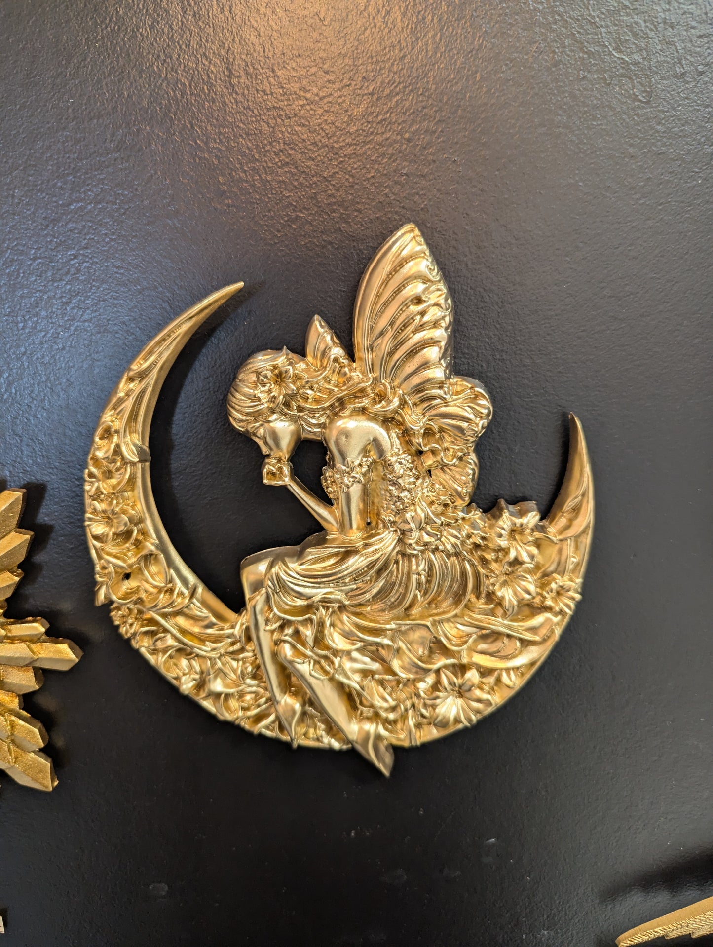 Cabinet de curiosité – décoration murale fée sur lune dorée, art féérique