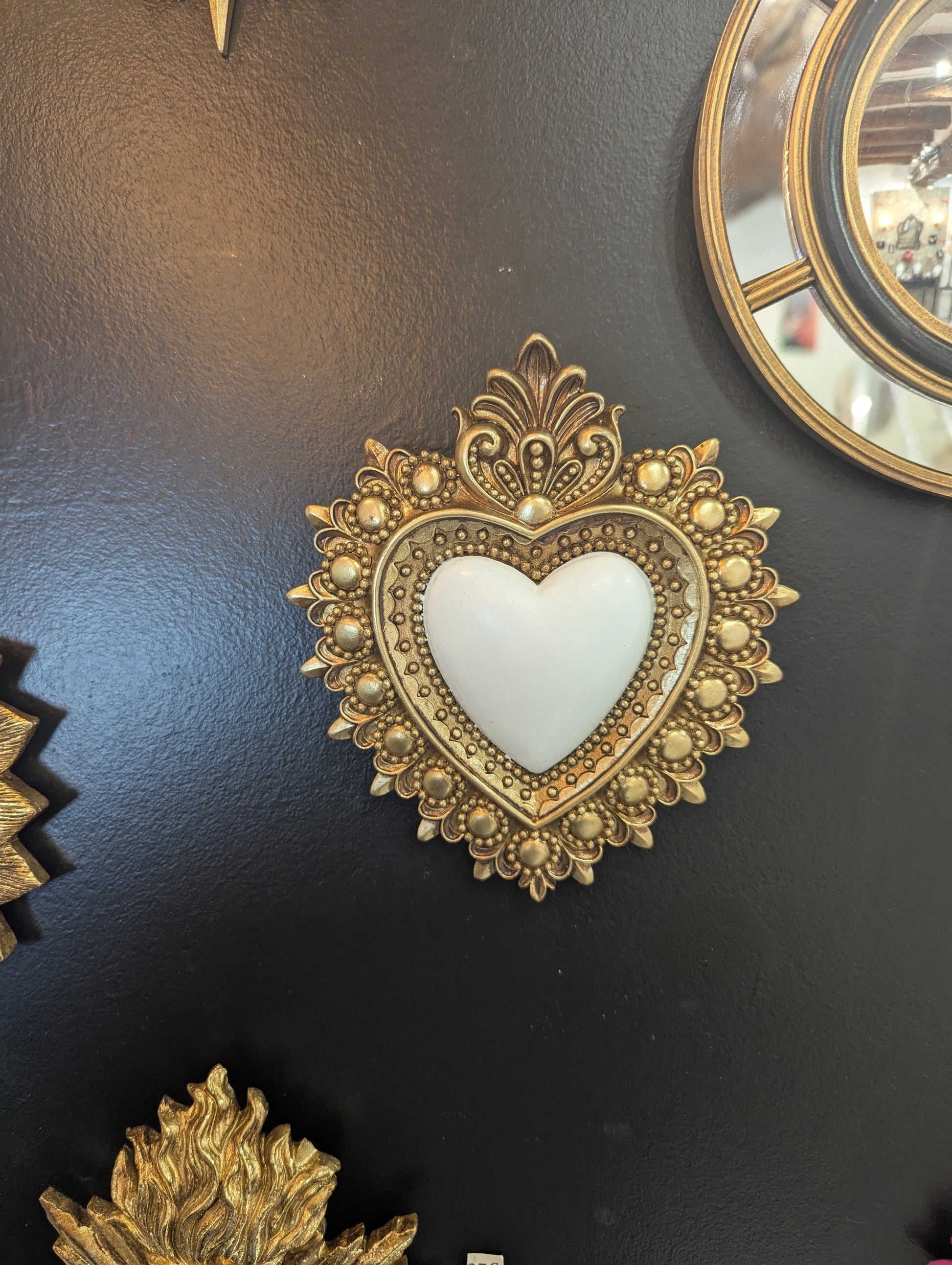 decoration cabinet de curiosité coeur sacré ex voto