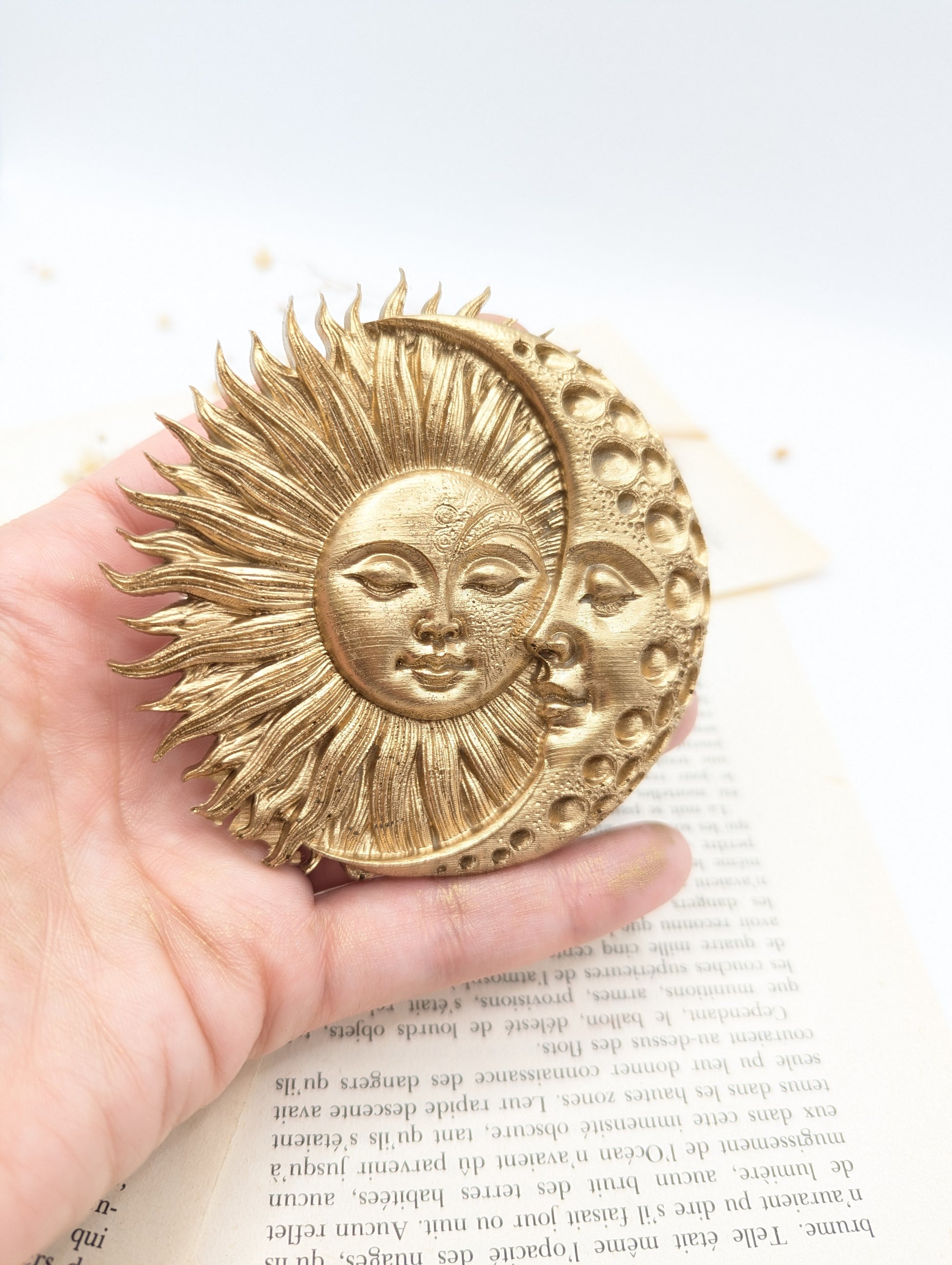 Soleil et lune doré – ambiance cabinet de curiosité fantastique accumulation murale