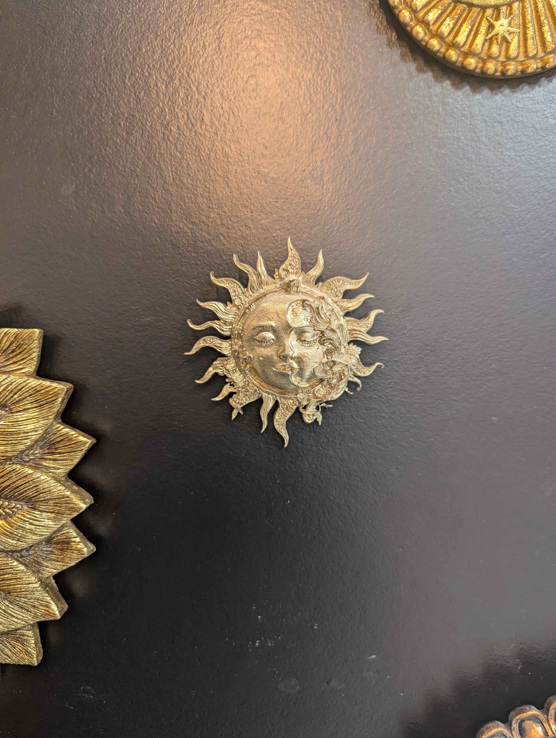  Décoration murale soleil lune doré – vue de face 8 cm diamètre
