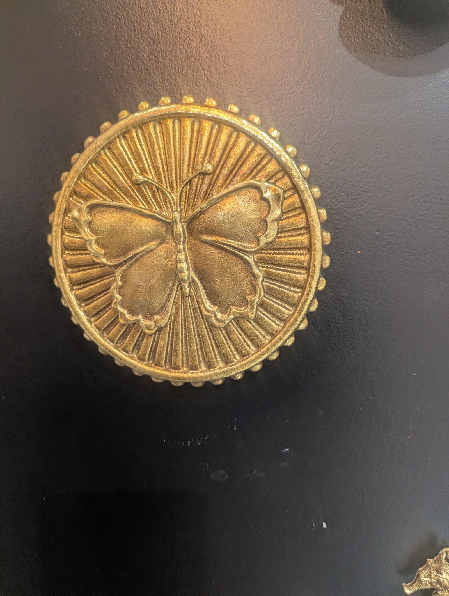 Médaillon papillon en résine dorée – idée cadeau déco bohème originale