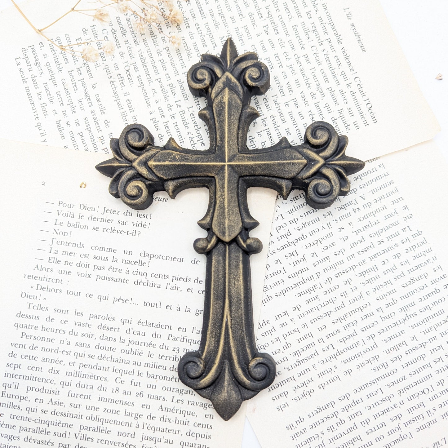  Décoration murale croix catholique noire patinée – style ex-voto baroque gothique cabinet de curiosité