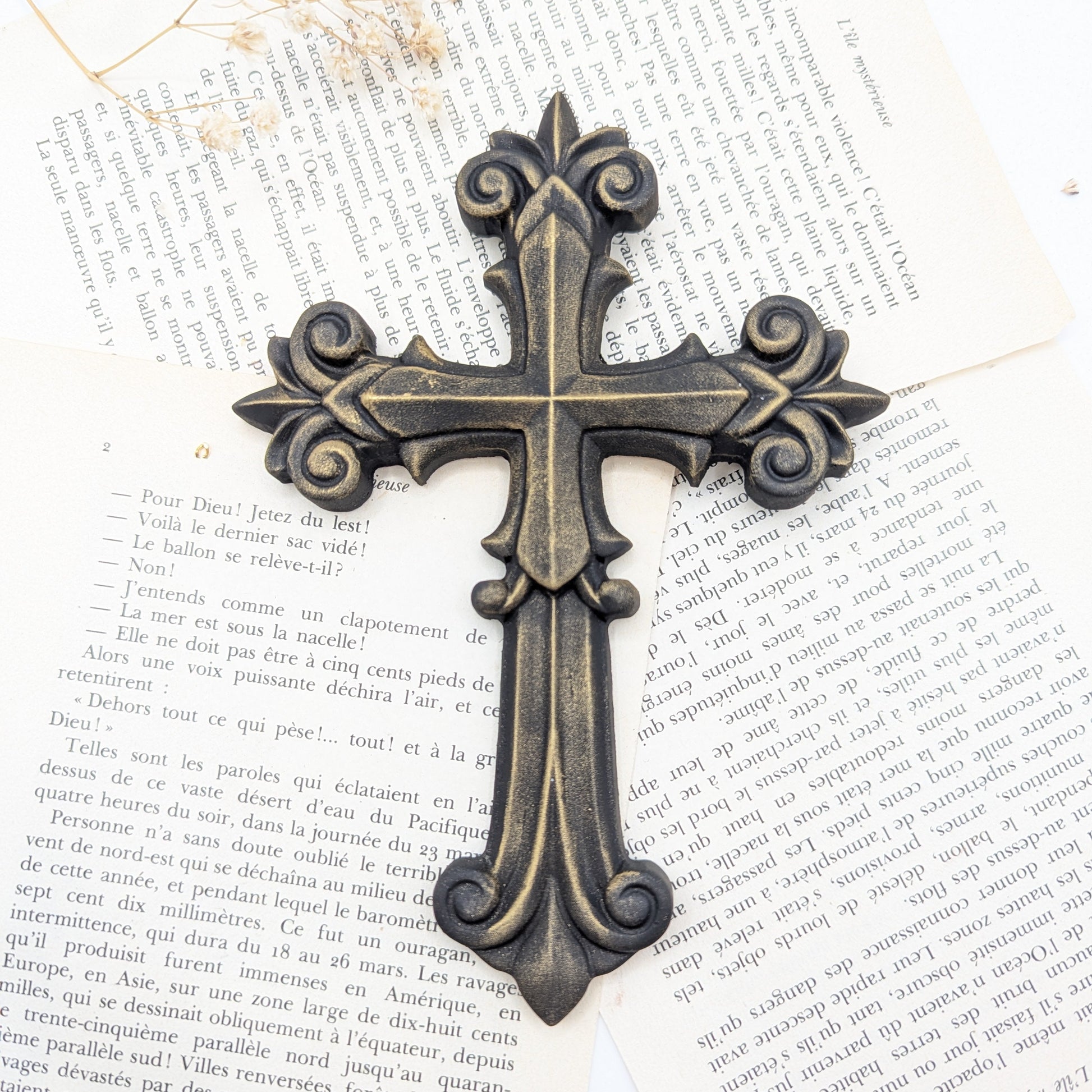  Décoration murale croix catholique noire patinée – style ex-voto baroque gothique cabinet de curiosité