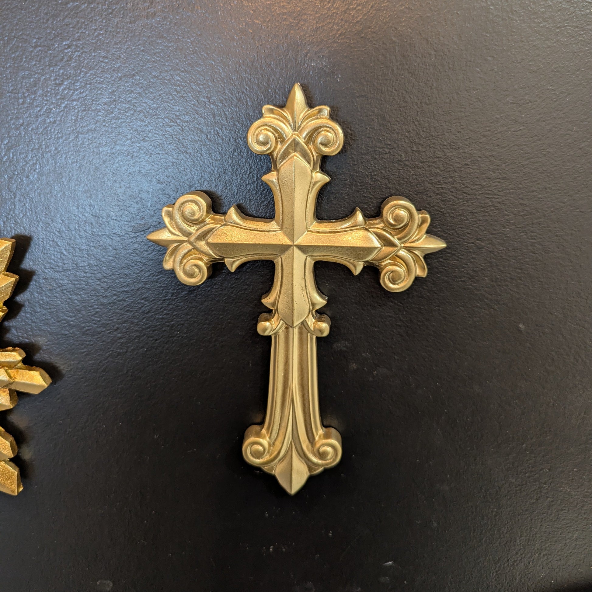 Décoration murale croix catholique dorée – style ex-voto baroque chic cabinet de curiosité