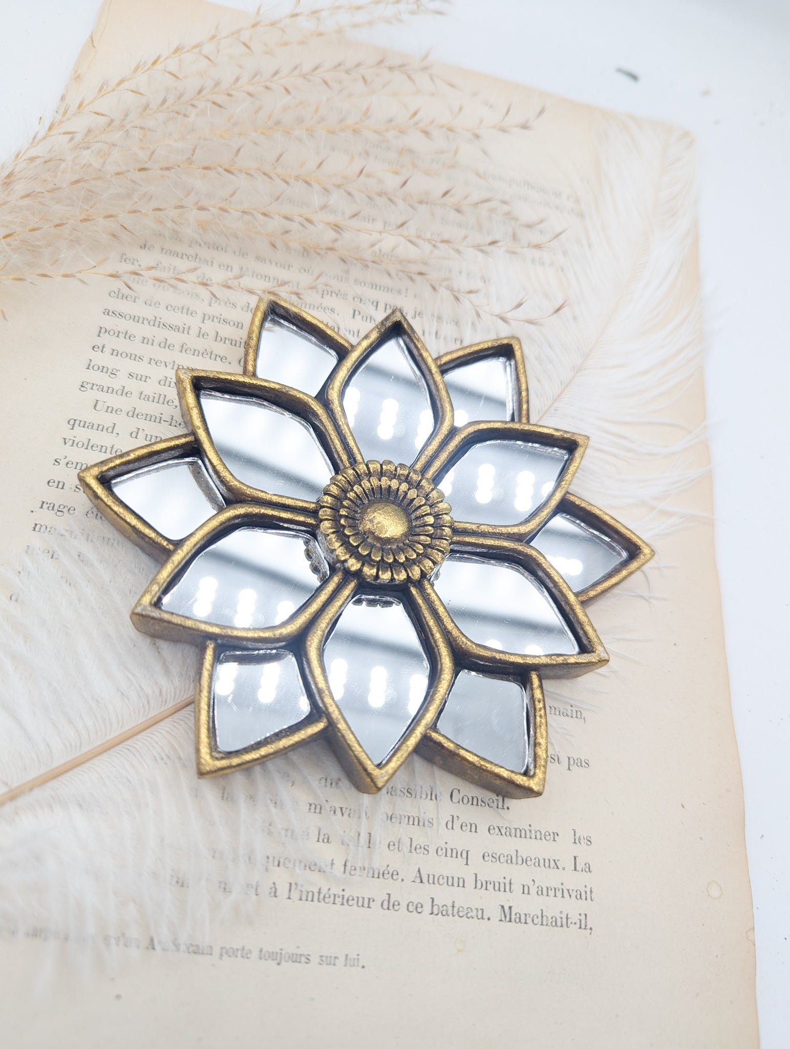 Fleur miroir dorée en résine antique – décoration murale artisanale