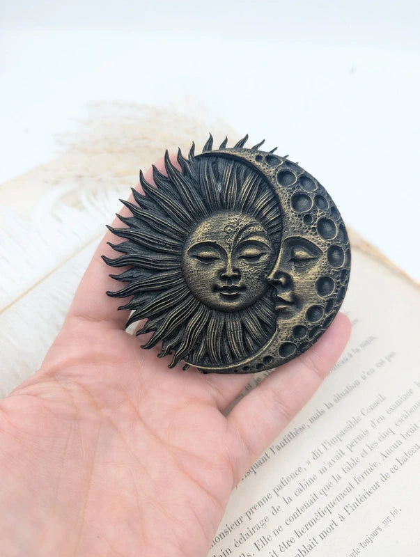decoration murale unique soleil et lune pour un interieur mystique
