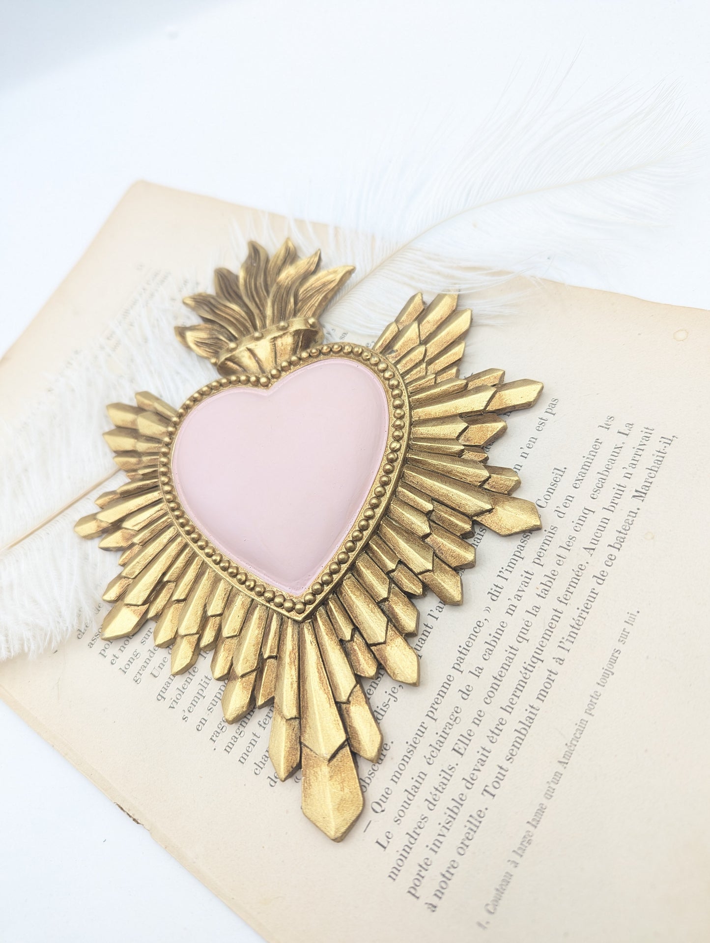 Cœur catholique réinterprété en décoration romantique dorée et rose