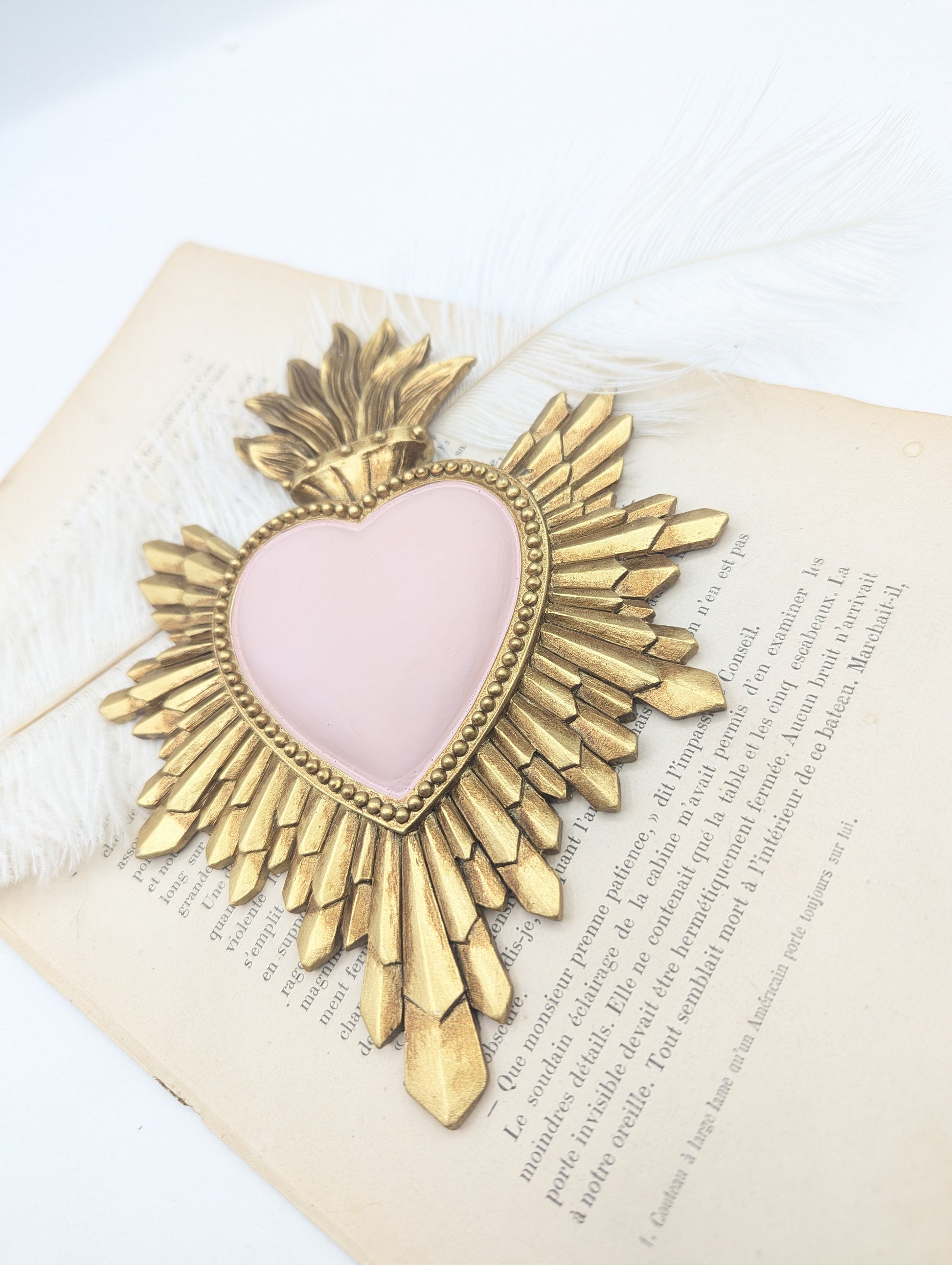 Cœur catholique réinterprété en décoration romantique dorée et rose