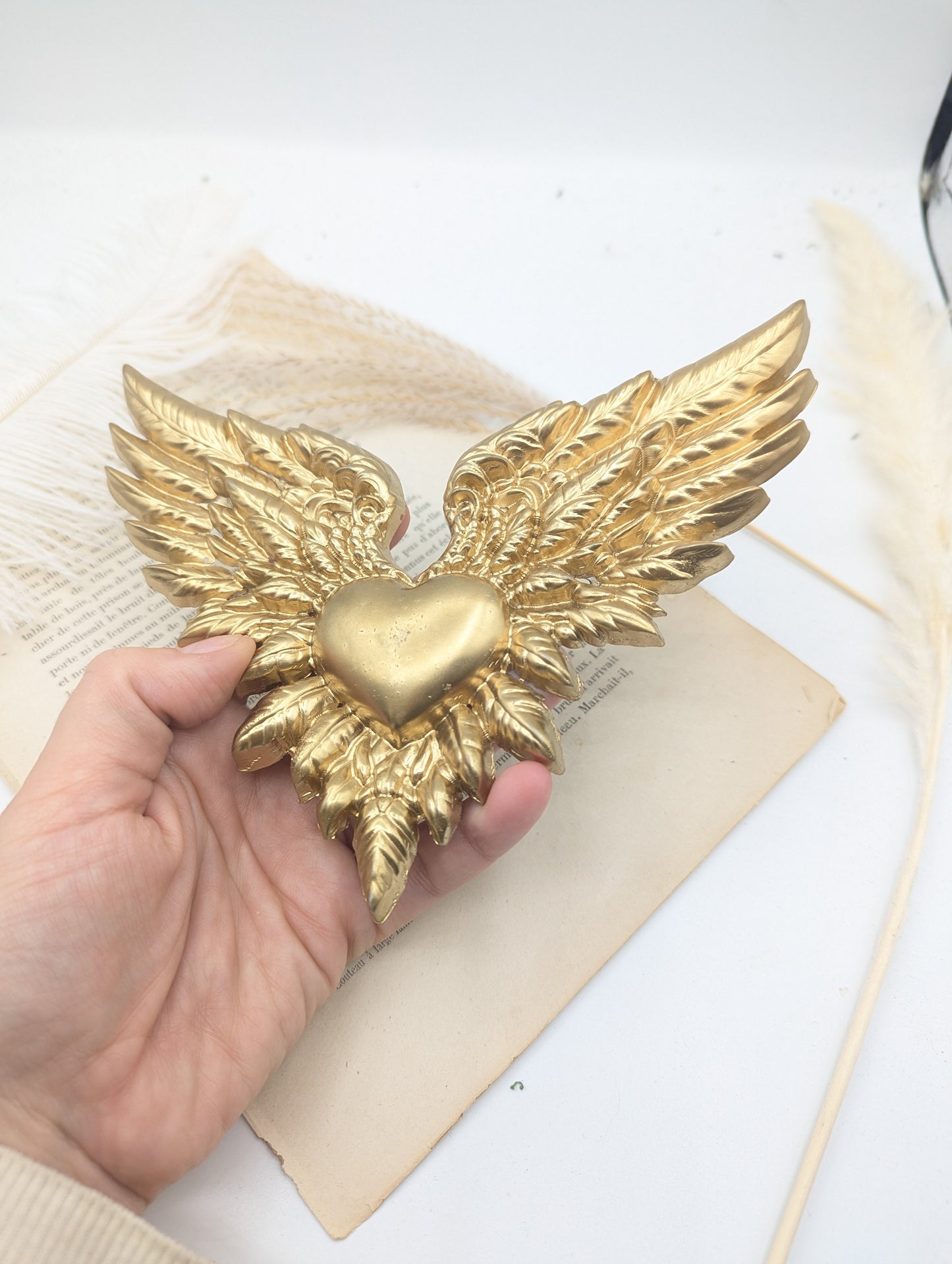 Cœur ange doré en résine antique – décoration murale céleste et baroque