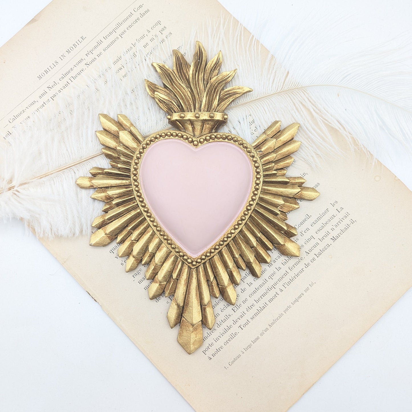 Cœur sacré ex-voto rayonnant doré et rose décoration poétique vintage chic