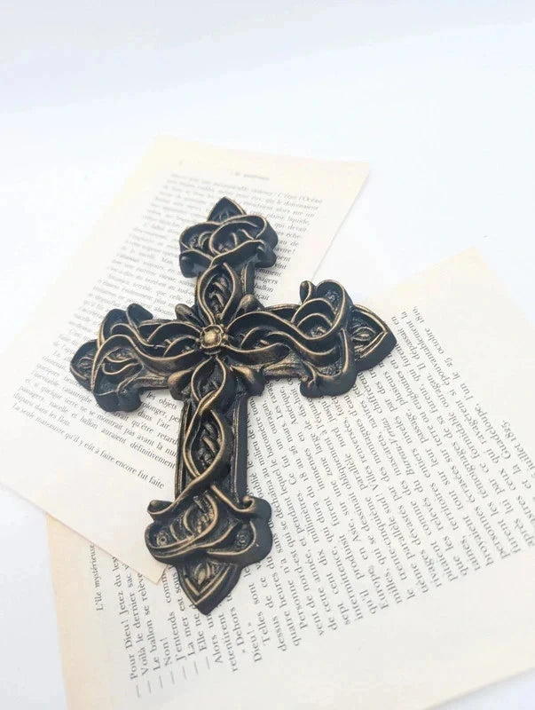 Croix catholique gotique decoration murale cabinet de curiosité