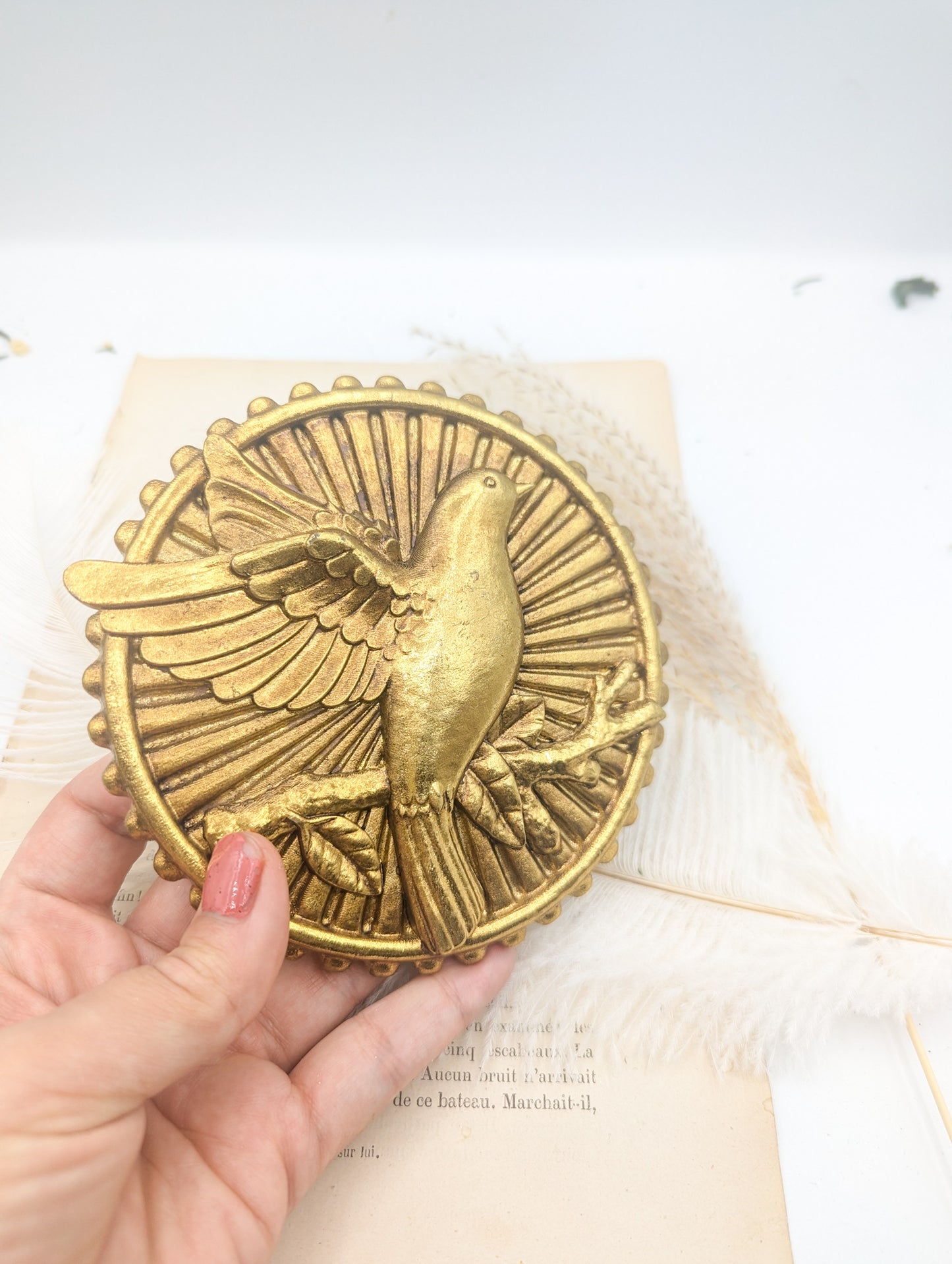 Médaillon colombe dorée en résine antique – décoration murale mystique