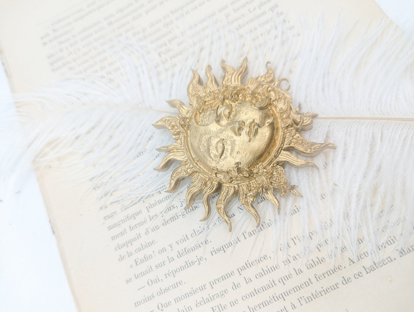 Soleil et lune enlacés en résine dorée – décoration murale cabinet de curiosité