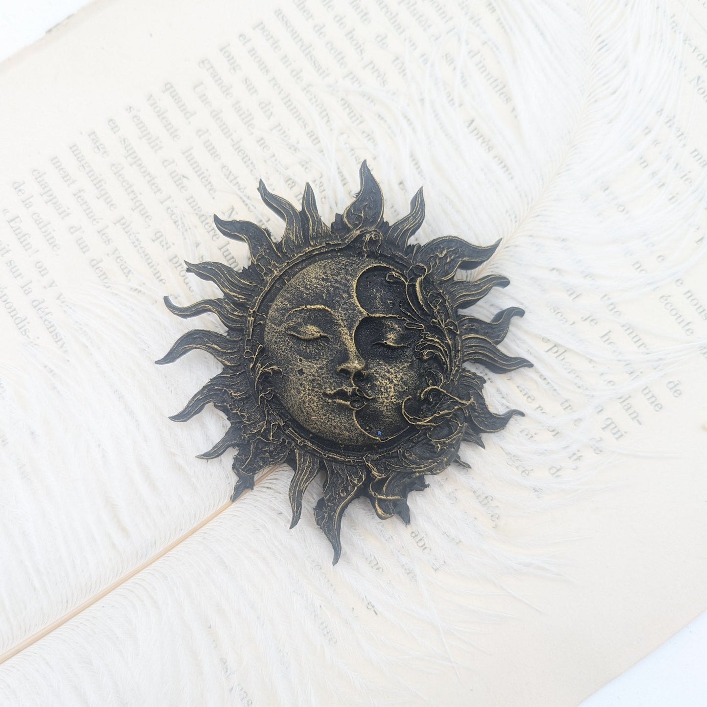 Décoration murale soleil lune doré – accumulation mur de curiosité