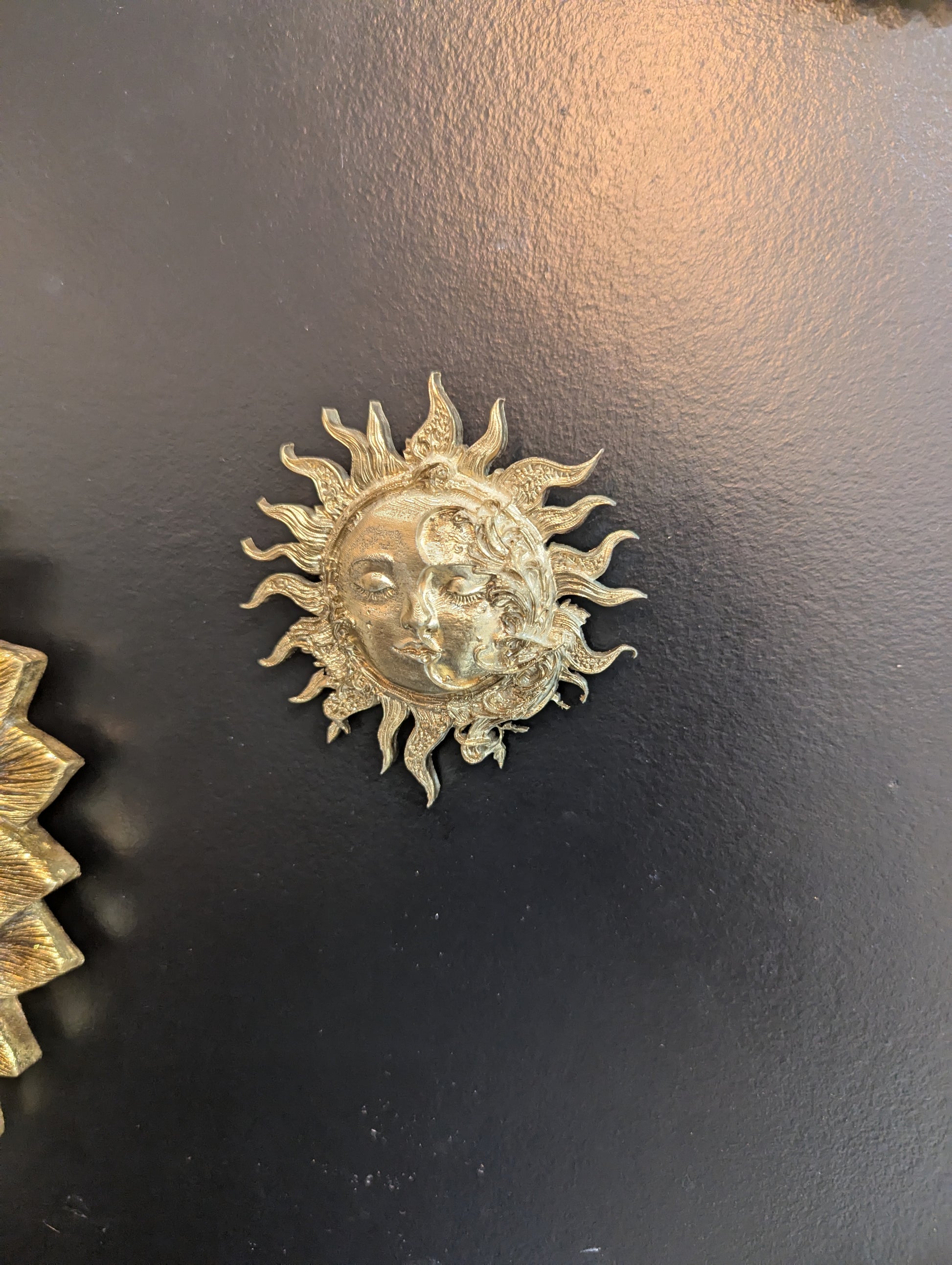 Soleil et lune mystique doré – ambiance bohème ésotérique cabinet de curiosité