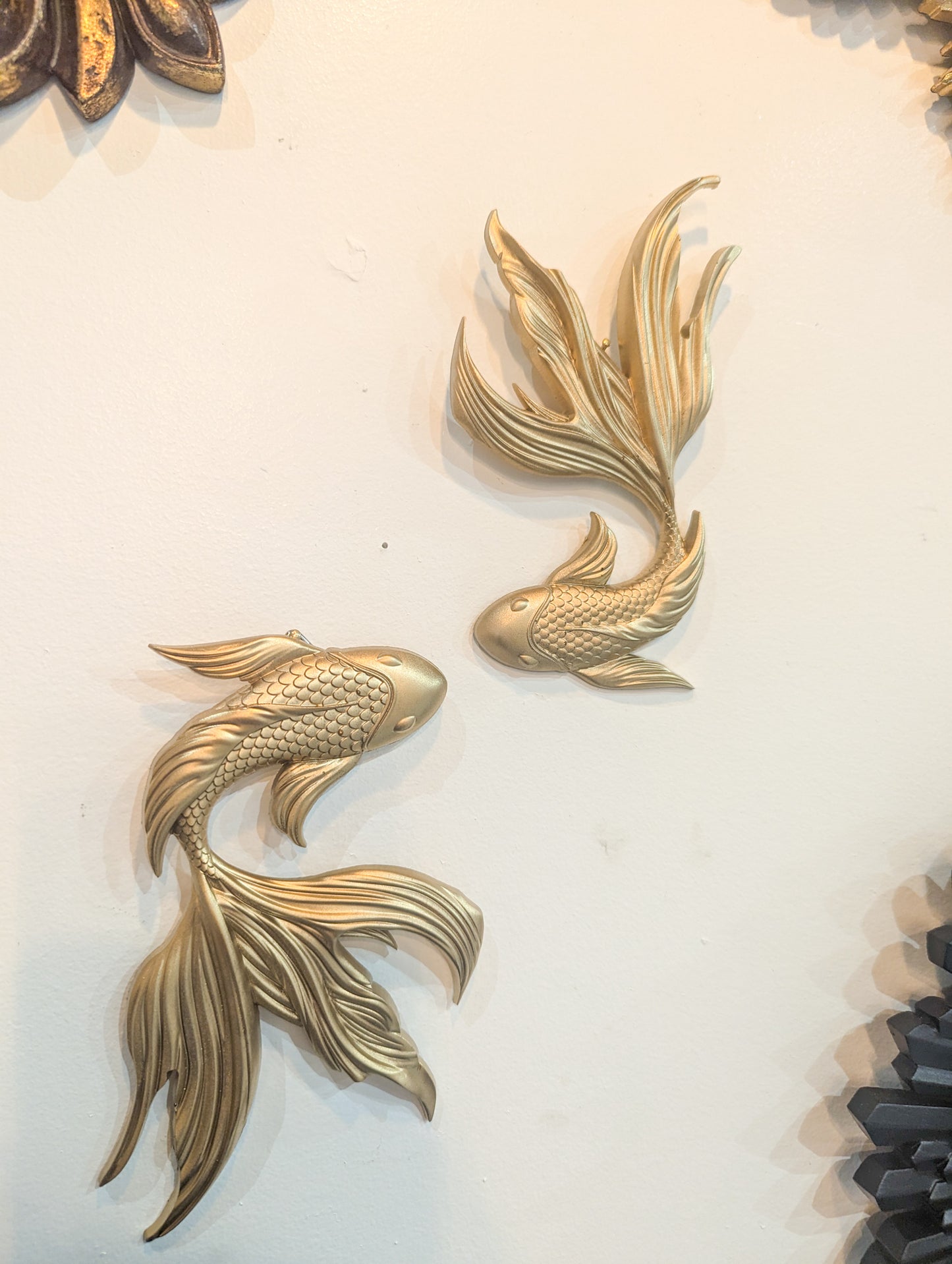 Détail d’une carpe Koï décorative murale aux finitions japonaises zen et élégantes