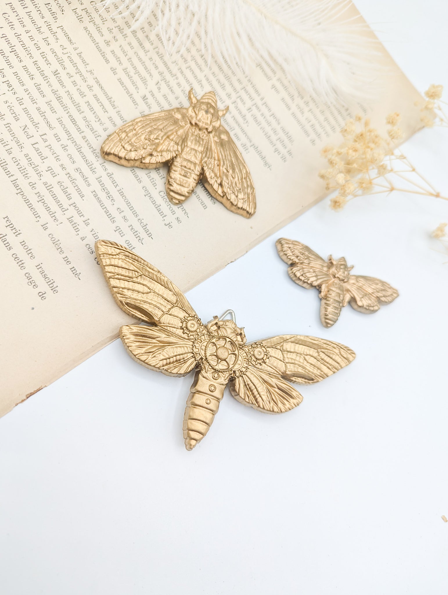Détail de cigales dorées steampunk avec finitions élégantes et style boho raffiné