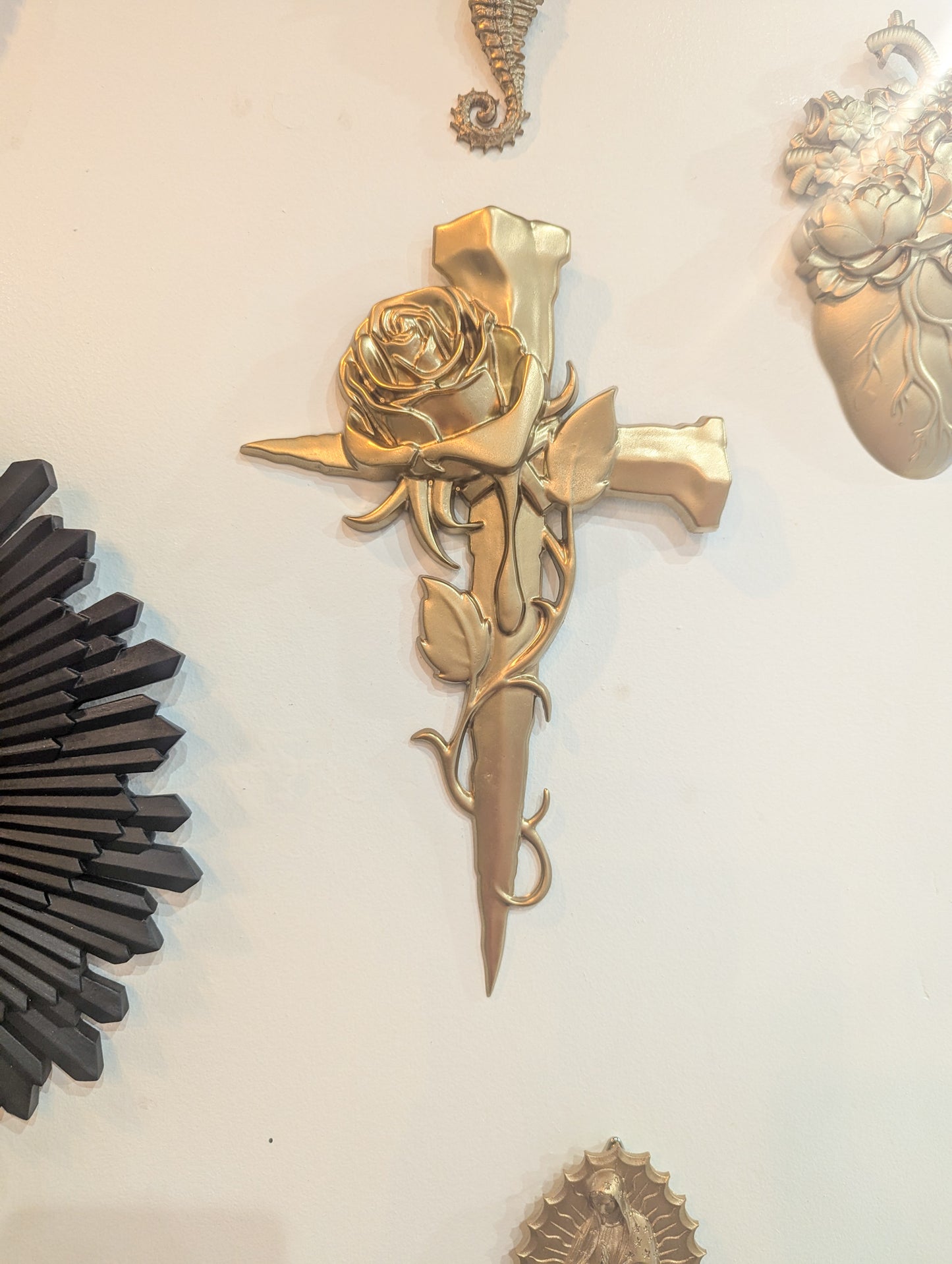 Détail d’une épée fantasy décorative avec rose et finitions médiévales élégantes