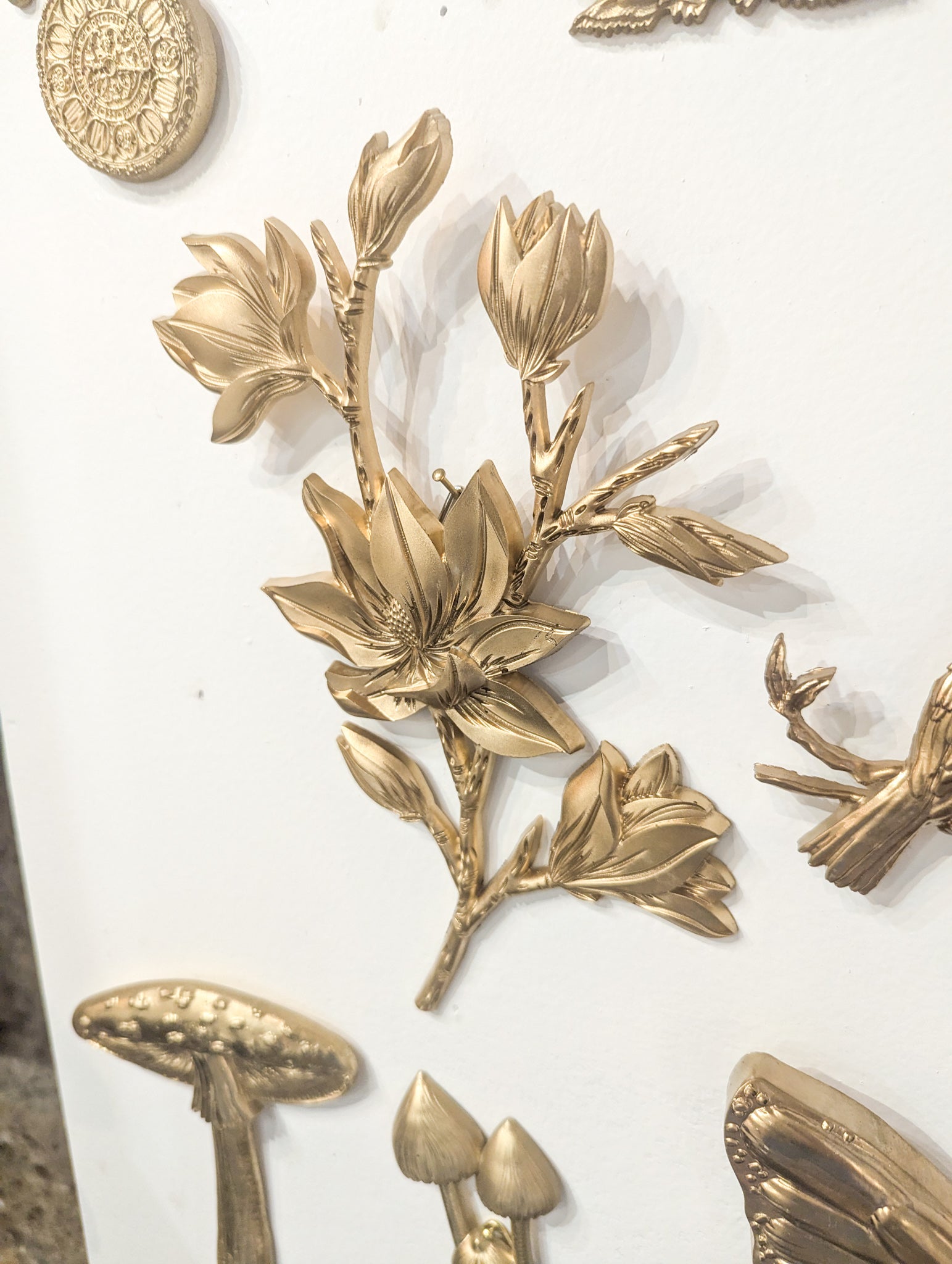 Détail d’un magnolia décoratif en résine avec finitions botaniques délicates et vintage