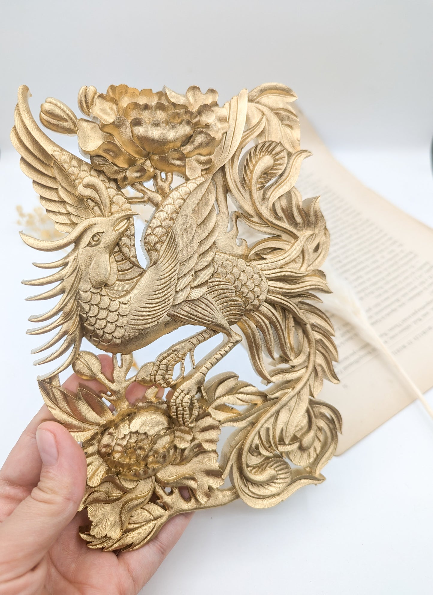 Détail d’un phénix doré sculpté avec finitions médiévales élégantes et mystiques