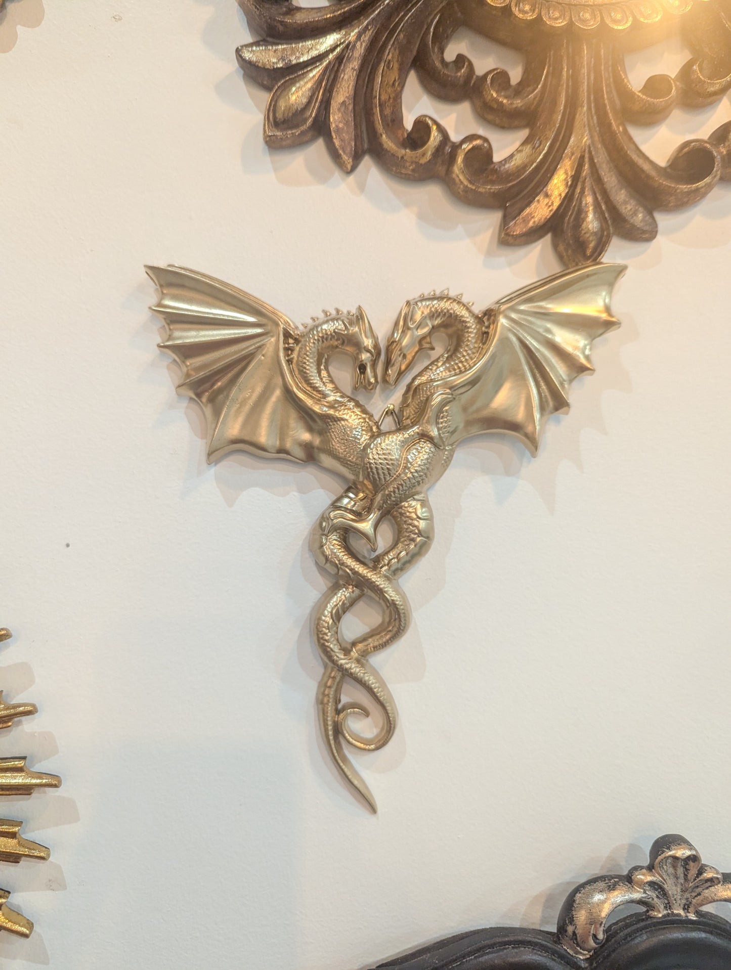 Dragons entrelacés dorés pour décoration murale gothique et fantasy médiévale