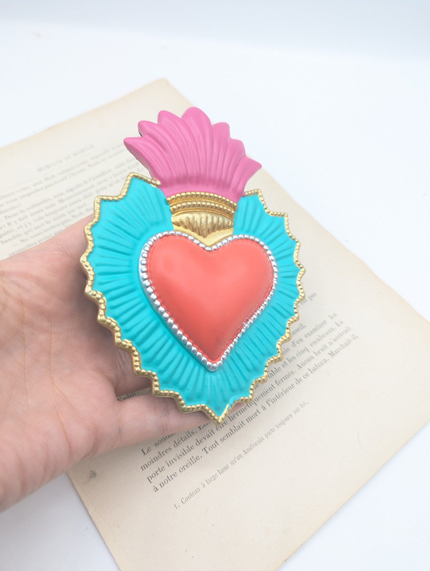 Ex-voto cœur sacré coloré style Frida Kahlo pour décoration intérieure artistique et mystique
