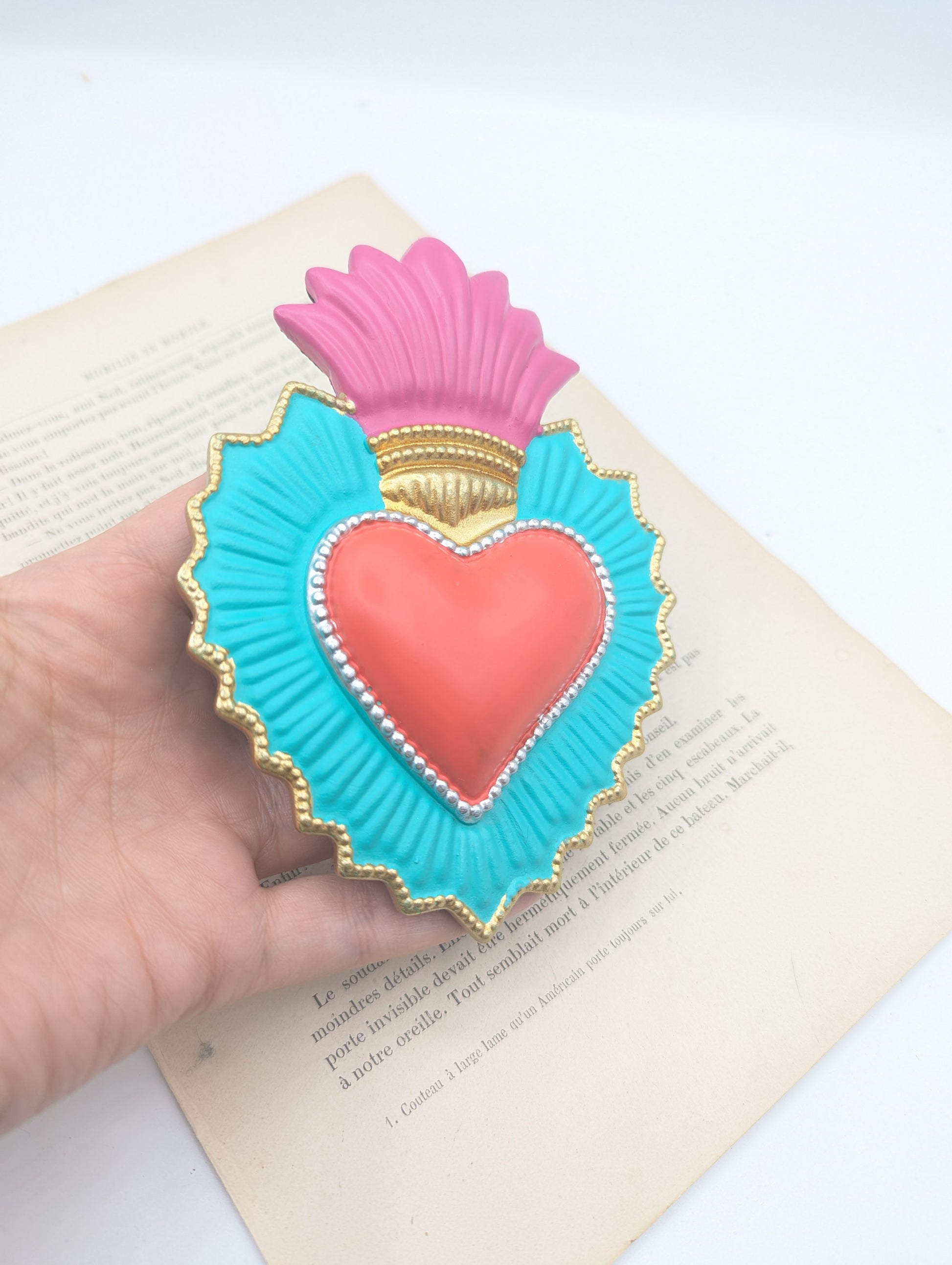 Ex-voto cœur sacré coloré style Frida Kahlo pour décoration intérieure artistique et mystique