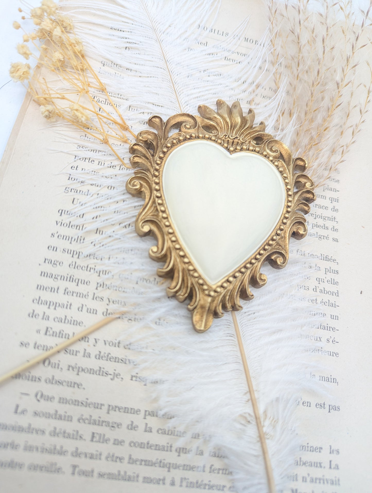 Ex-voto cœur sacré blanc et or pour décoration intérieure mystique et élégante
