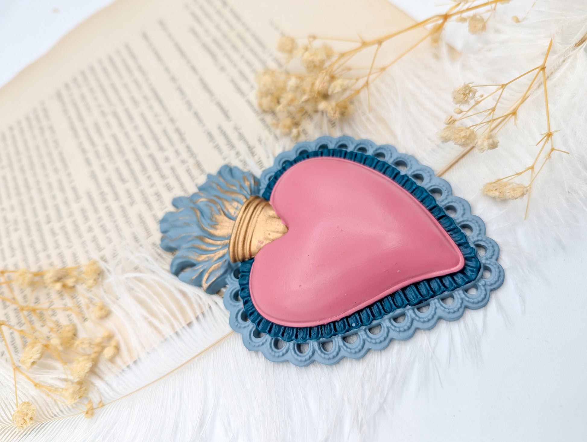 Ex-voto cœur sacré rayonnant aux tons rose et bleu pour intérieur mystique et poétique