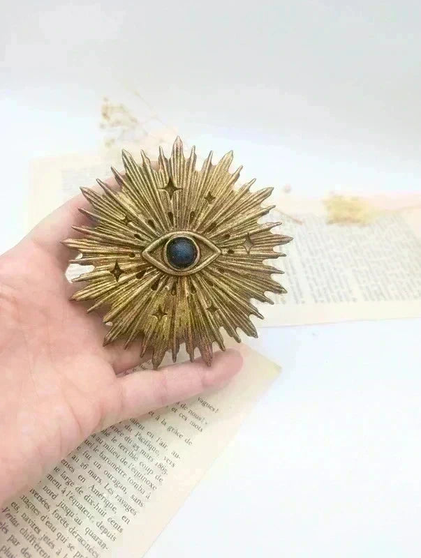 Ex voto œil mystique dans un intérieur bohème cabinet de curiosité