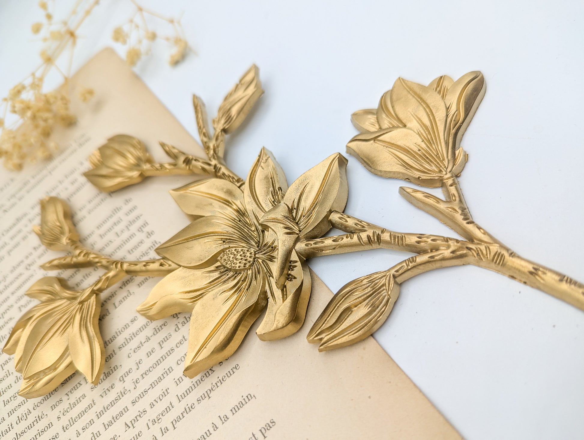 Fleur de magnolia décorative en résine au style vintage et poétique