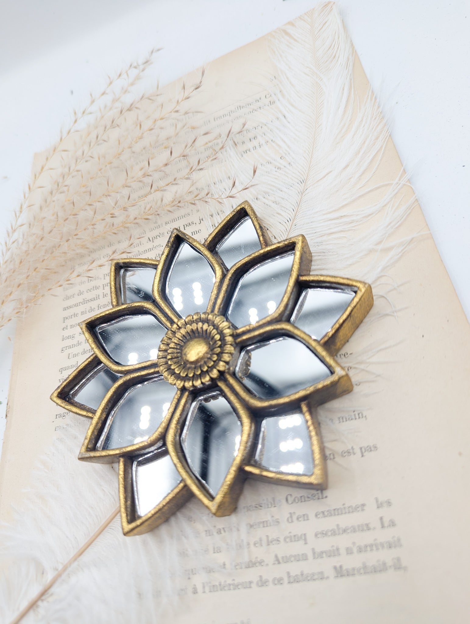 Fleur en résine dorée pétales miroir – artisanat Sud de la France