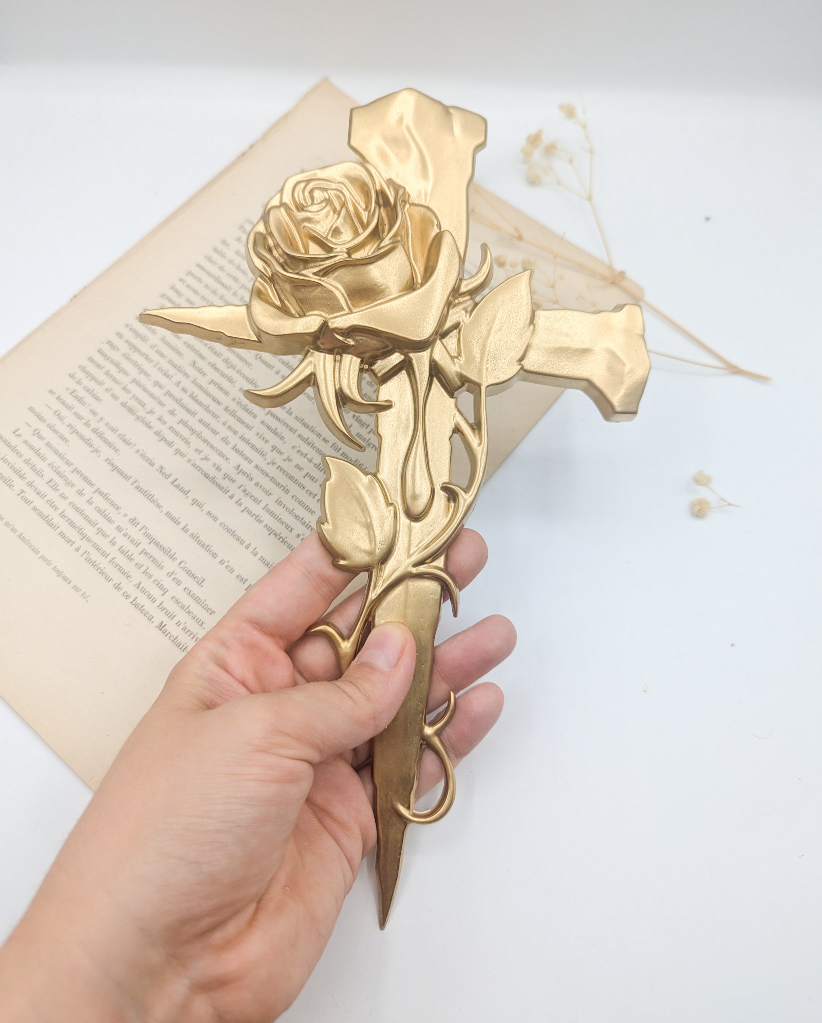 Glaive artisanal fantasy style cabinet de curiosités avec rose décorative romantique